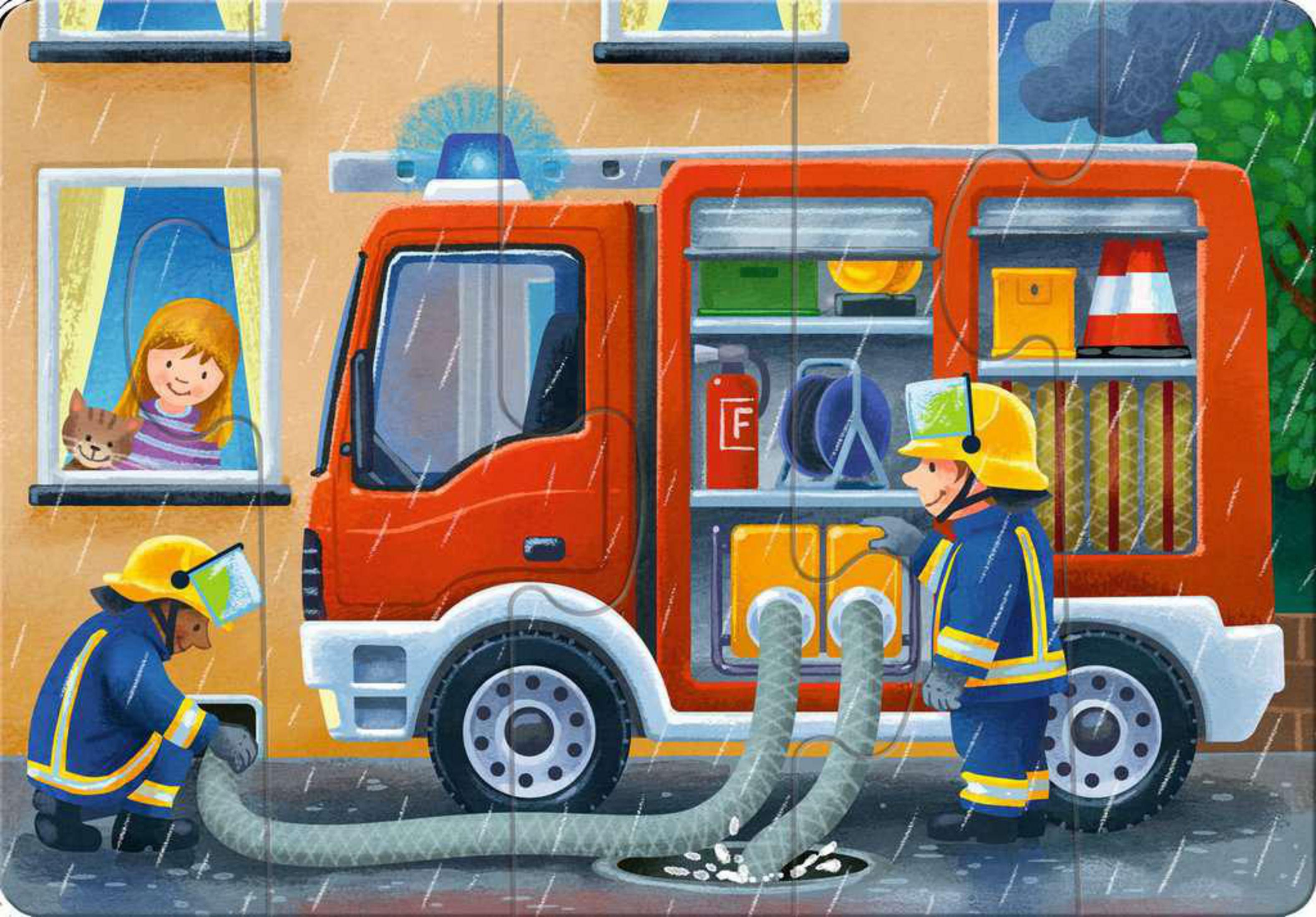 Wóz strażacki przy budynku ze strażakiem, wężami strażackimi i dziewczynką patrzącą z okna.