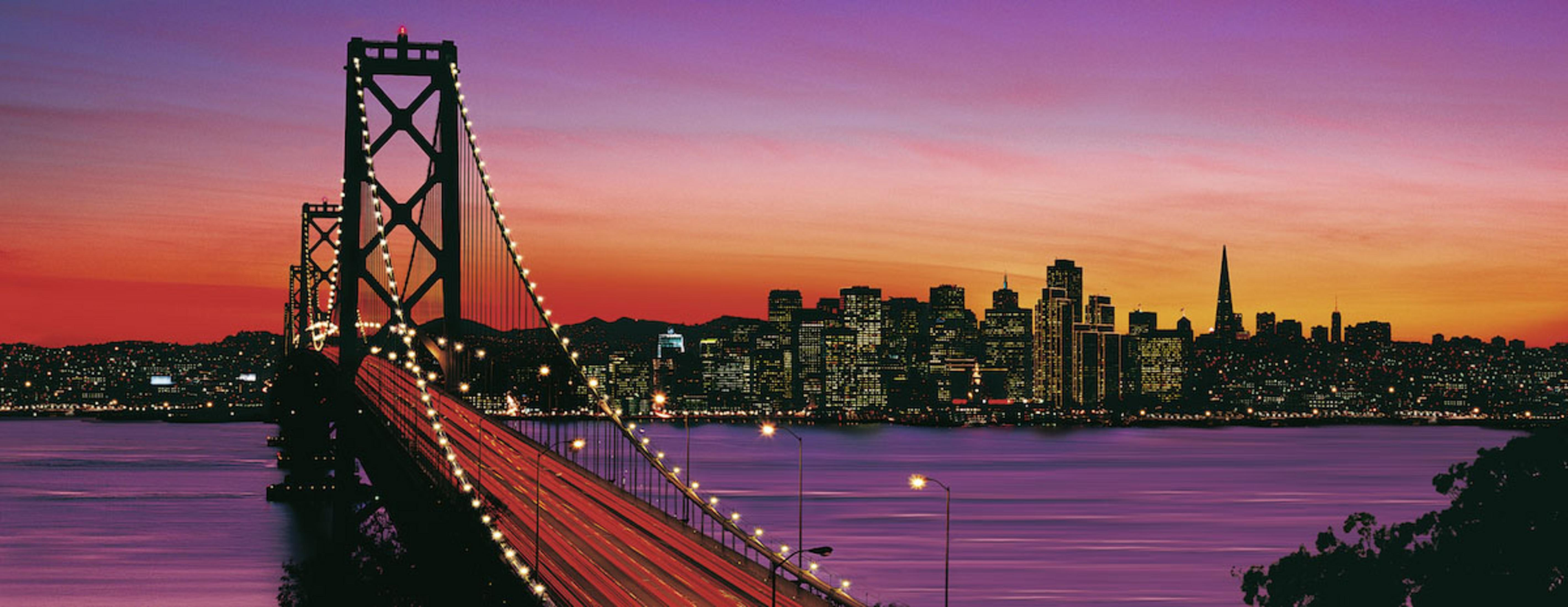 Panoramablick auf die San Francisco-Oakland Bay Bridge bei Sonnenuntergang, Skyline.
