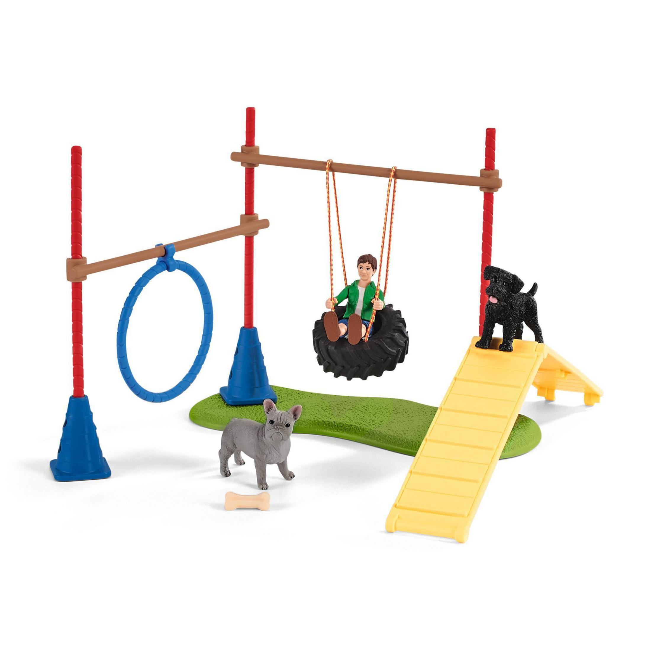 Spielzeug-Agility-Set für Hunde. Enthält Reifen, Rampen und eine Schaukel. Mit Hunden und einem Kind.