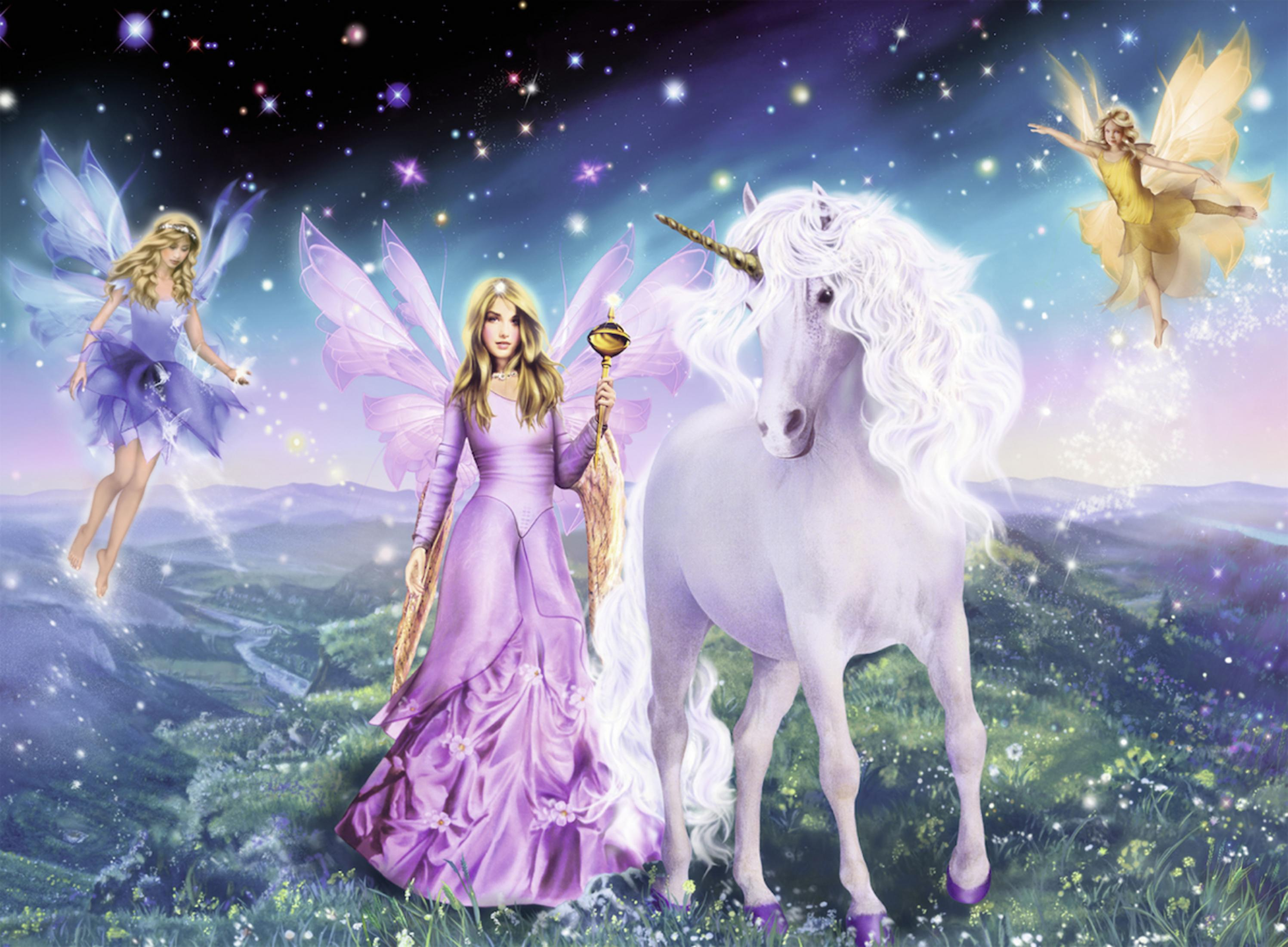 Feen und ein Einhorn in einer Fantasieszene, mit Sternen und einer Wiese im Hintergrund.