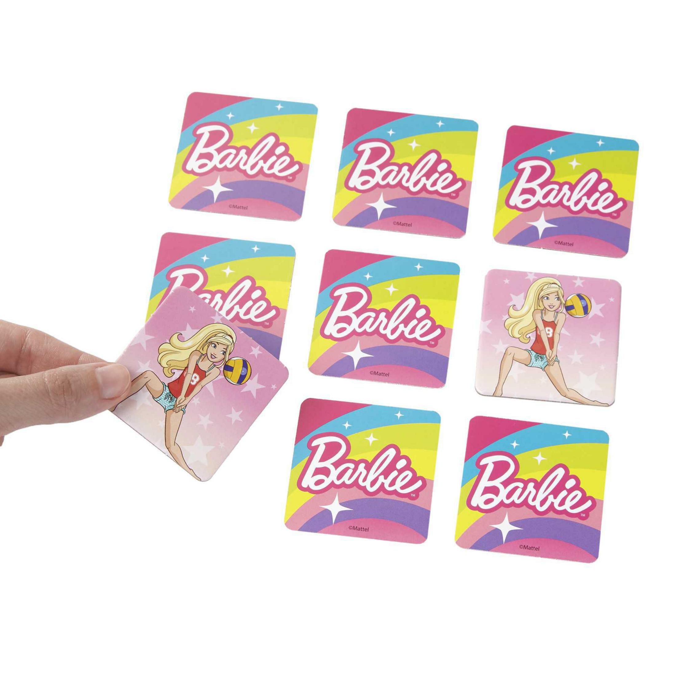Hand hält eine Barbie-Karte neben einem Stapel von Barbie-Karten. Karten zeigen Barbie. Weißer Hintergrund.
