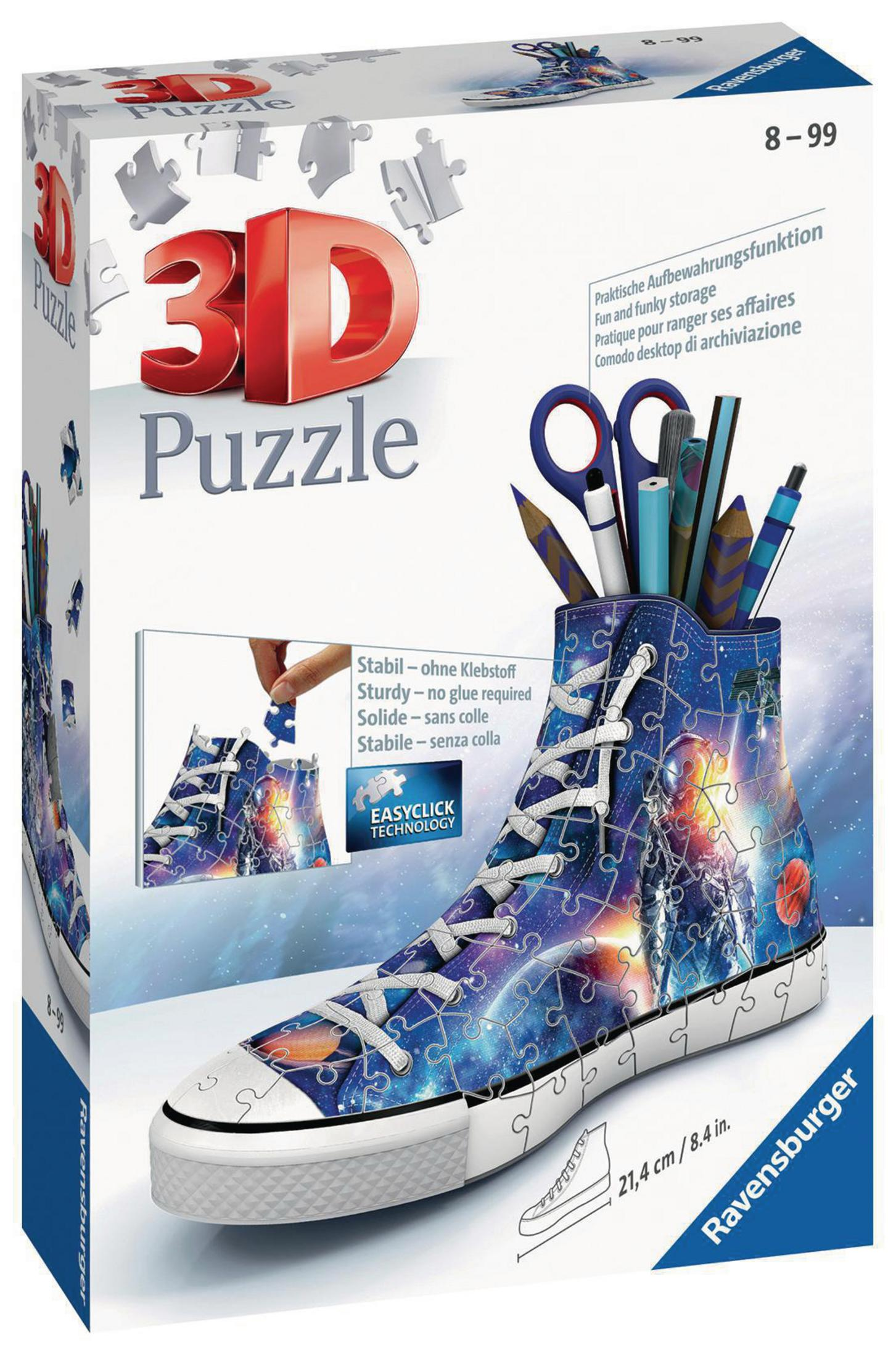 3D-Puzzle in Schuhform, blau mit Weltraumthema, mit Bleistiften und Stiften im Schuh.