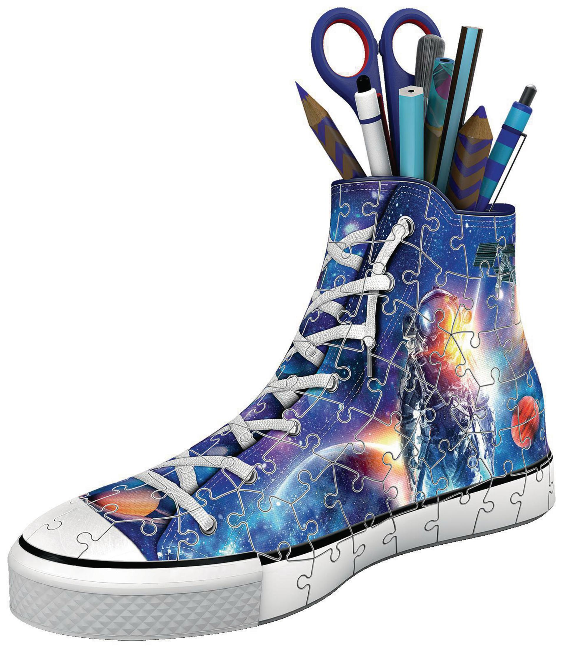 Ein Puzzlespiel in Form eines High-Top-Sneakers mit Stiften und einem Weltraum-Motiv.