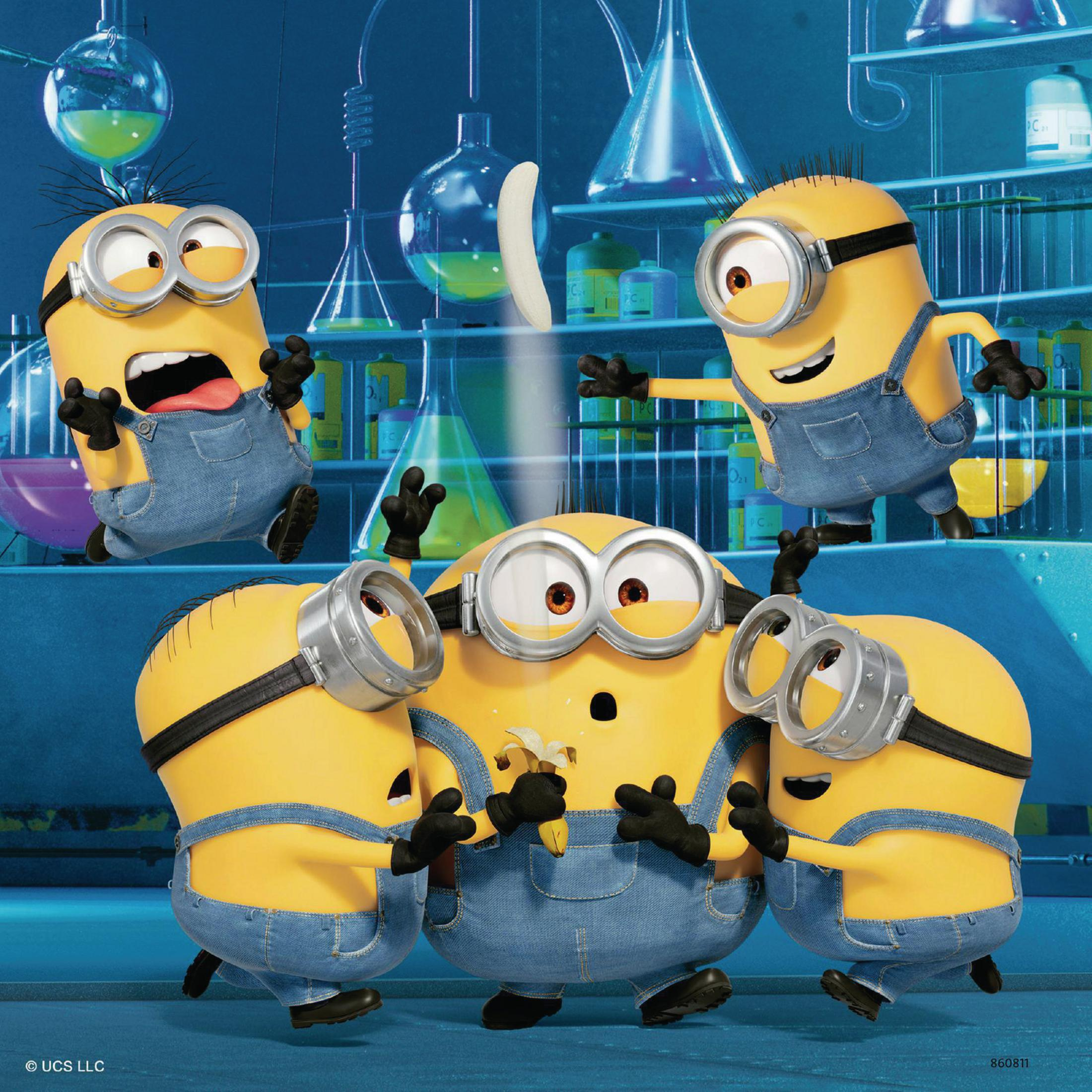 Scena z kreskówki Minionki: pięć żółtych Minionków w okularach, jeden trzymający banana.