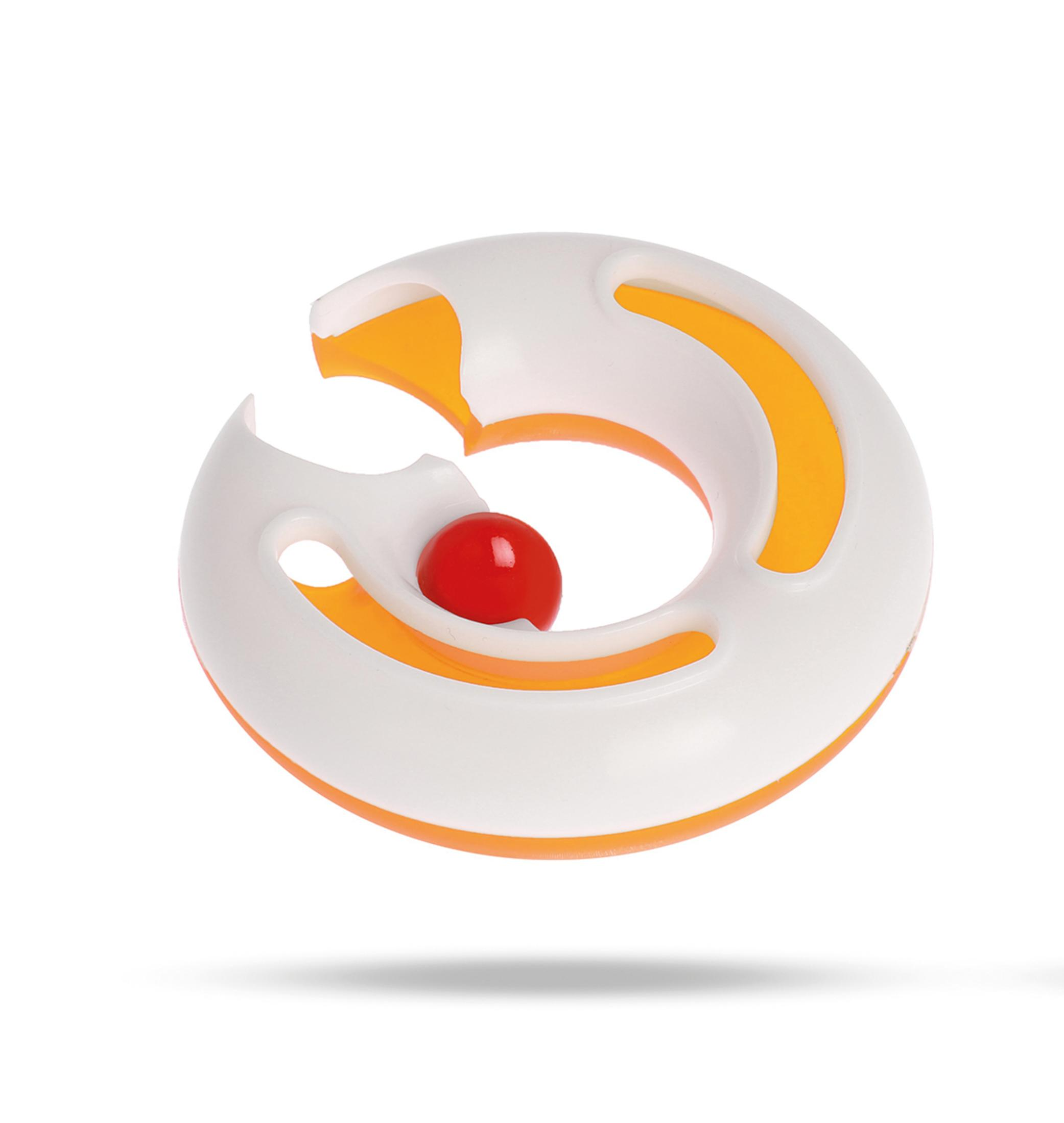 Ein weißes und orangefarbenes Spielzeug mit einem roten Ball im Inneren. Das Spielzeug hat eine kreisförmige Form mit Aussparungen.