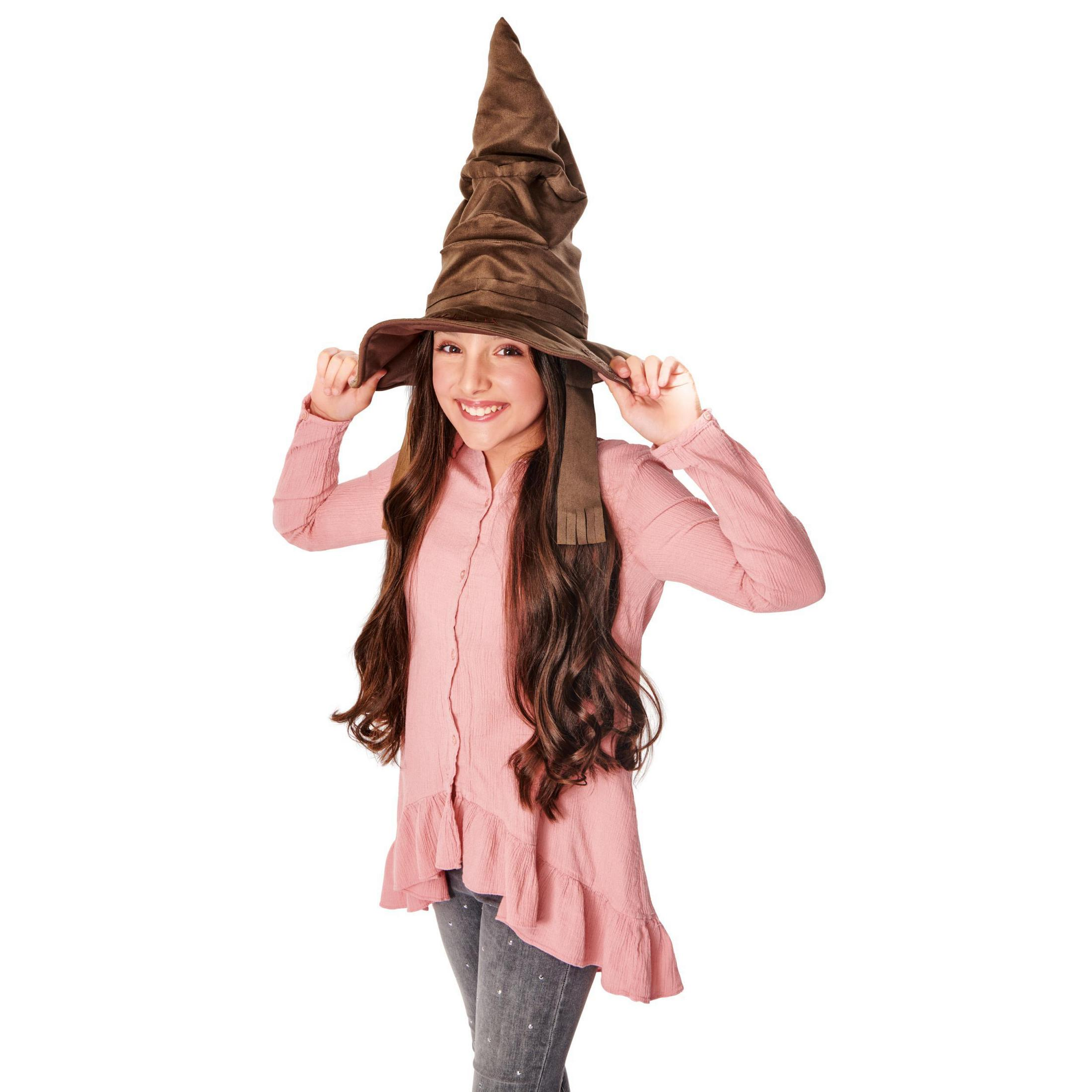 Junges Mädchen mit einem Sprechenden Hut, lächelnd. Sie hat lange braune Haare, hellrosa Oberteil.