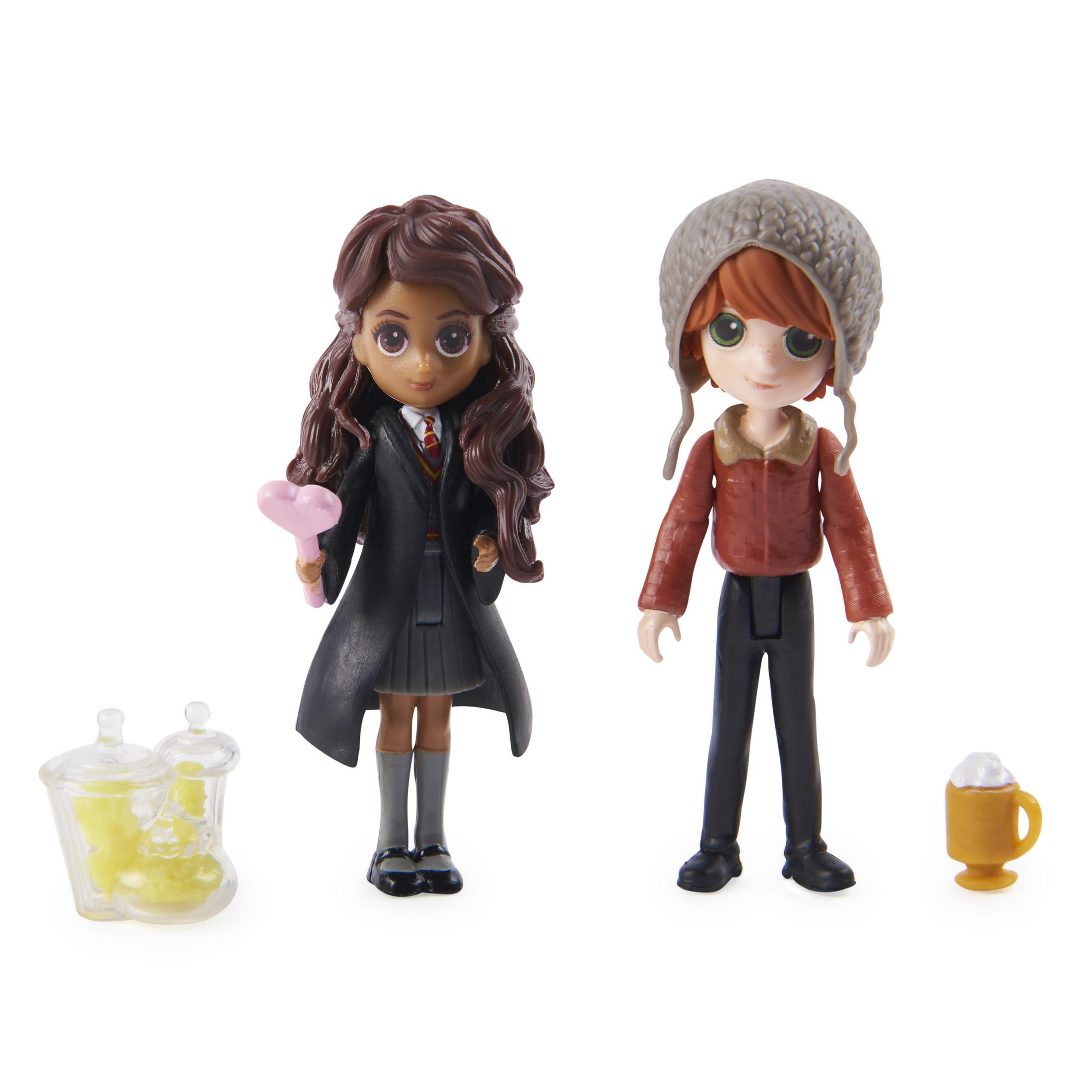 Due personaggi di Harry Potter, Hermione e Ron, con pozioni e una tazza di bevanda. Hermione ha una bacchetta.