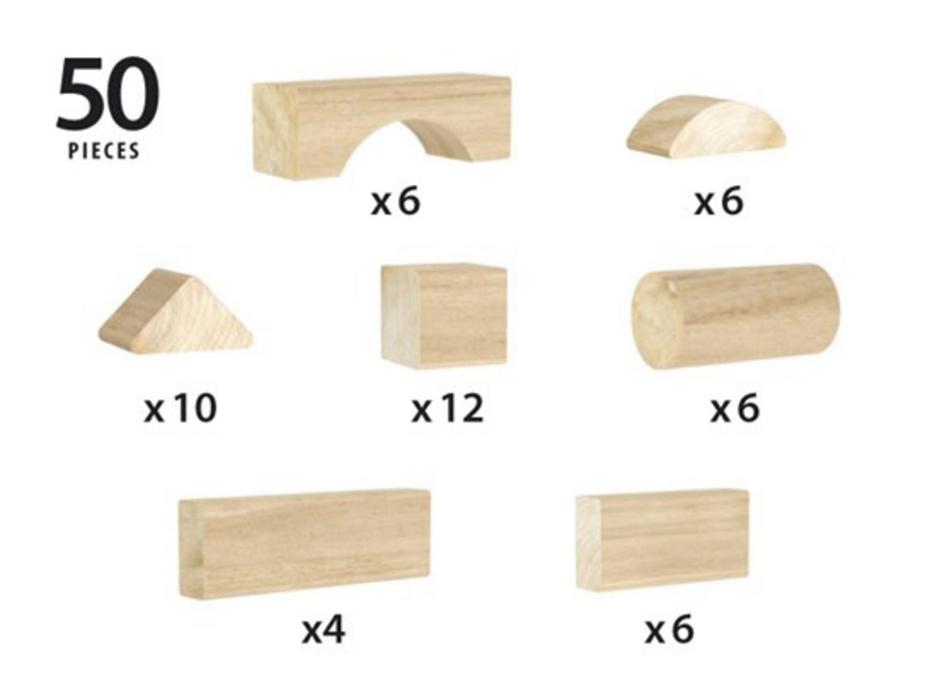 Holzbausteine in verschiedenen Formen, vor weißem Hintergrund.