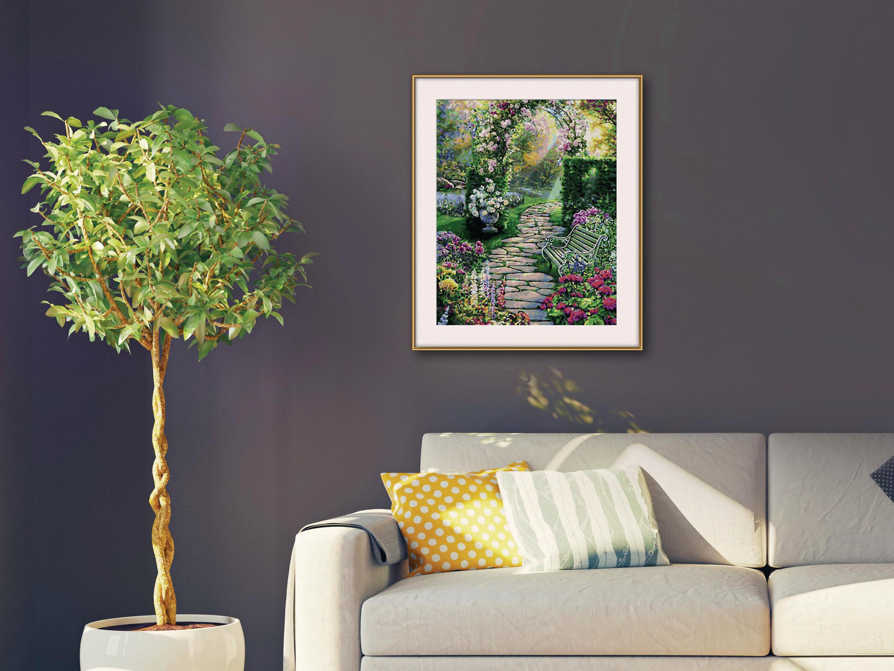 Un dipinto incorniciato in una stanza. Il dipinto raffigura un giardino con fiori e una panchina. Un albero a sinistra.