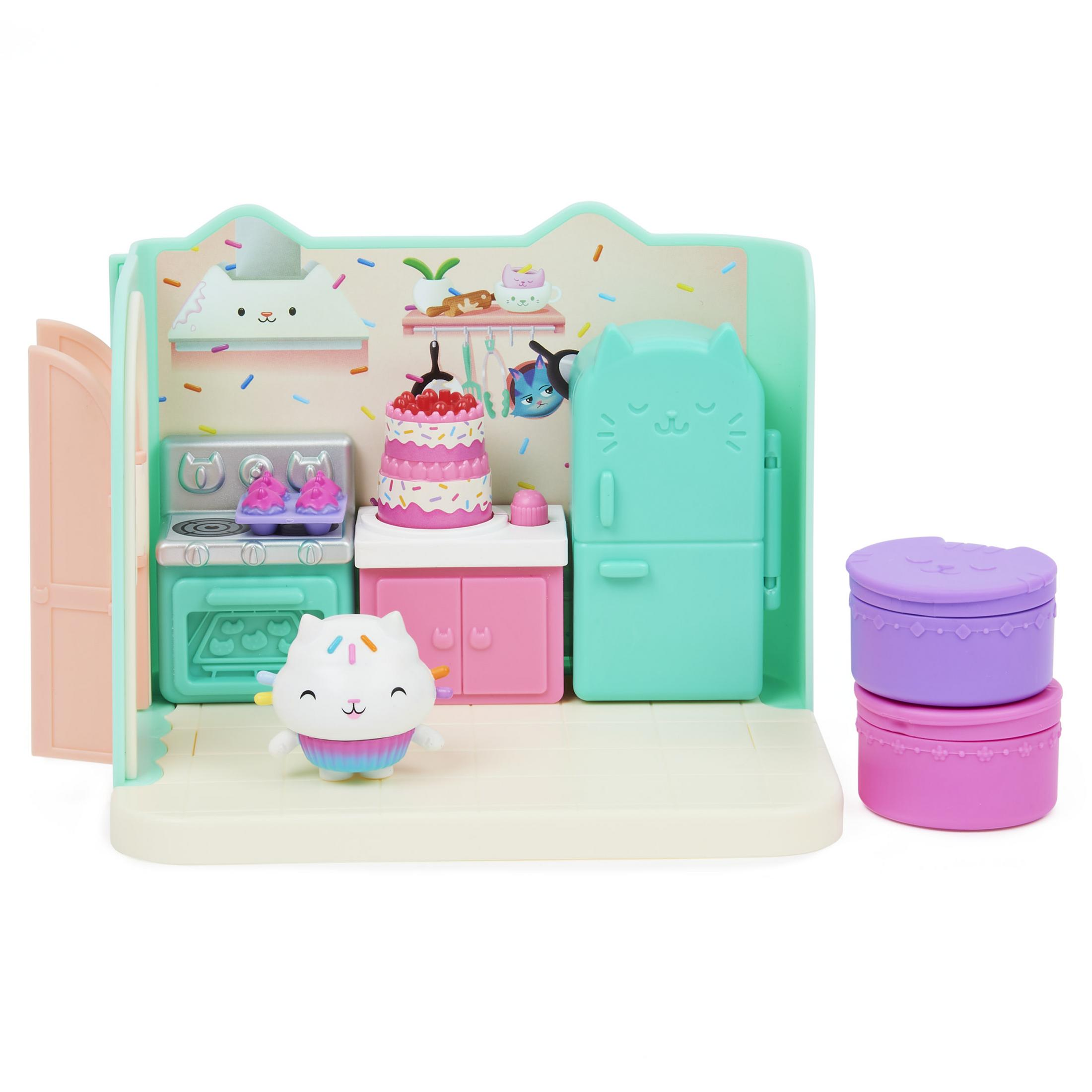 Spielzeug-Küchenset mit Katzenfigur. Rosa- und mintfarbene Schränke, Herd, Kuchen und Behälter. Weißer Hintergrund.