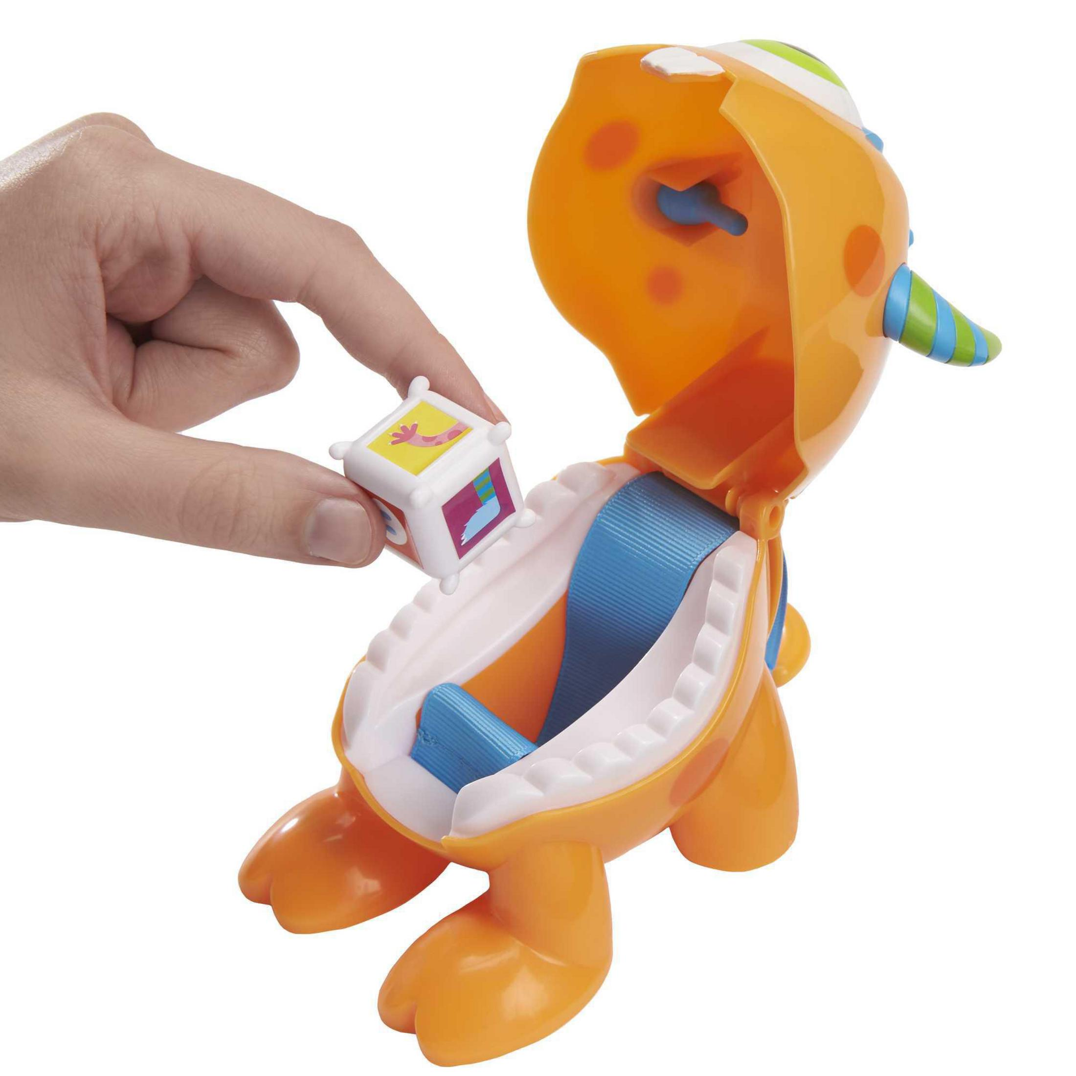 Orangenes Spielzeug-Dinosaurier öffnet sein Maul, um einen Würfel zu enthüllen. Eine Hand hält den Würfel.