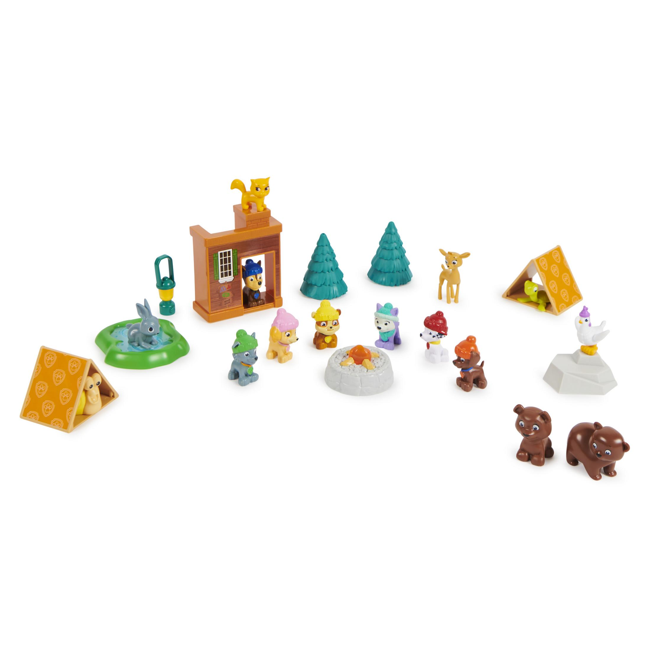 Spielzeugset mit verschiedenen Tierfiguren, Zelten, Bäumen und einem Lagerfeuer, angeordnet auf weißem Hintergrund.