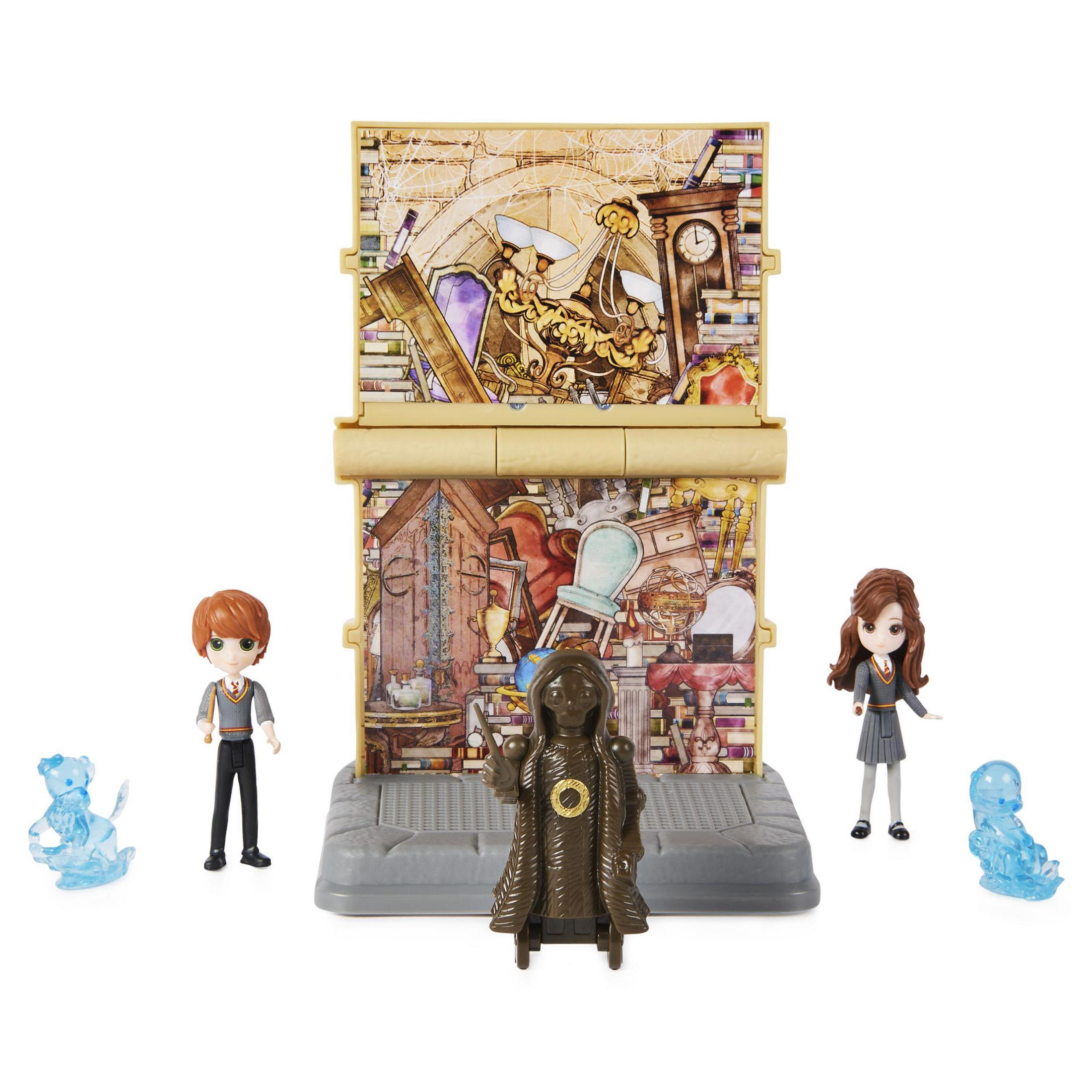 Zestaw zabawek Harry Potter z miniaturowymi figurkami i szczegółowym tłem Hogwartu.