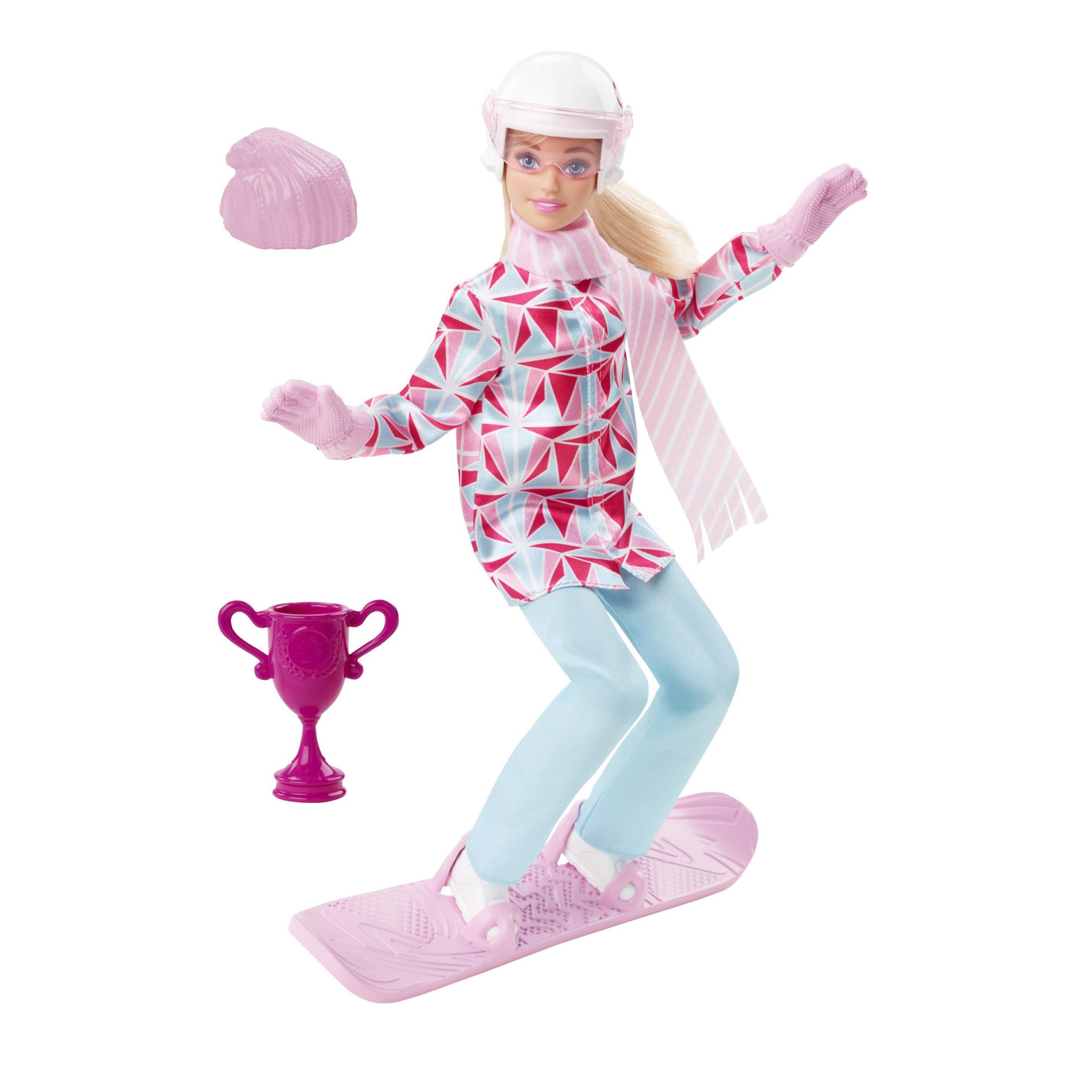 Lalka Barbie na snowboardzie, ubrana w zimowe ubrania i z trofeum.