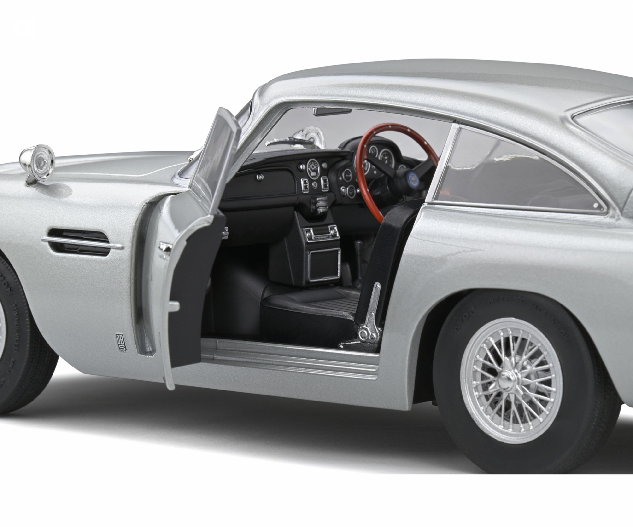 Silberfarbenes klassisches Auto mit offener Tür, Innenraumdetails.