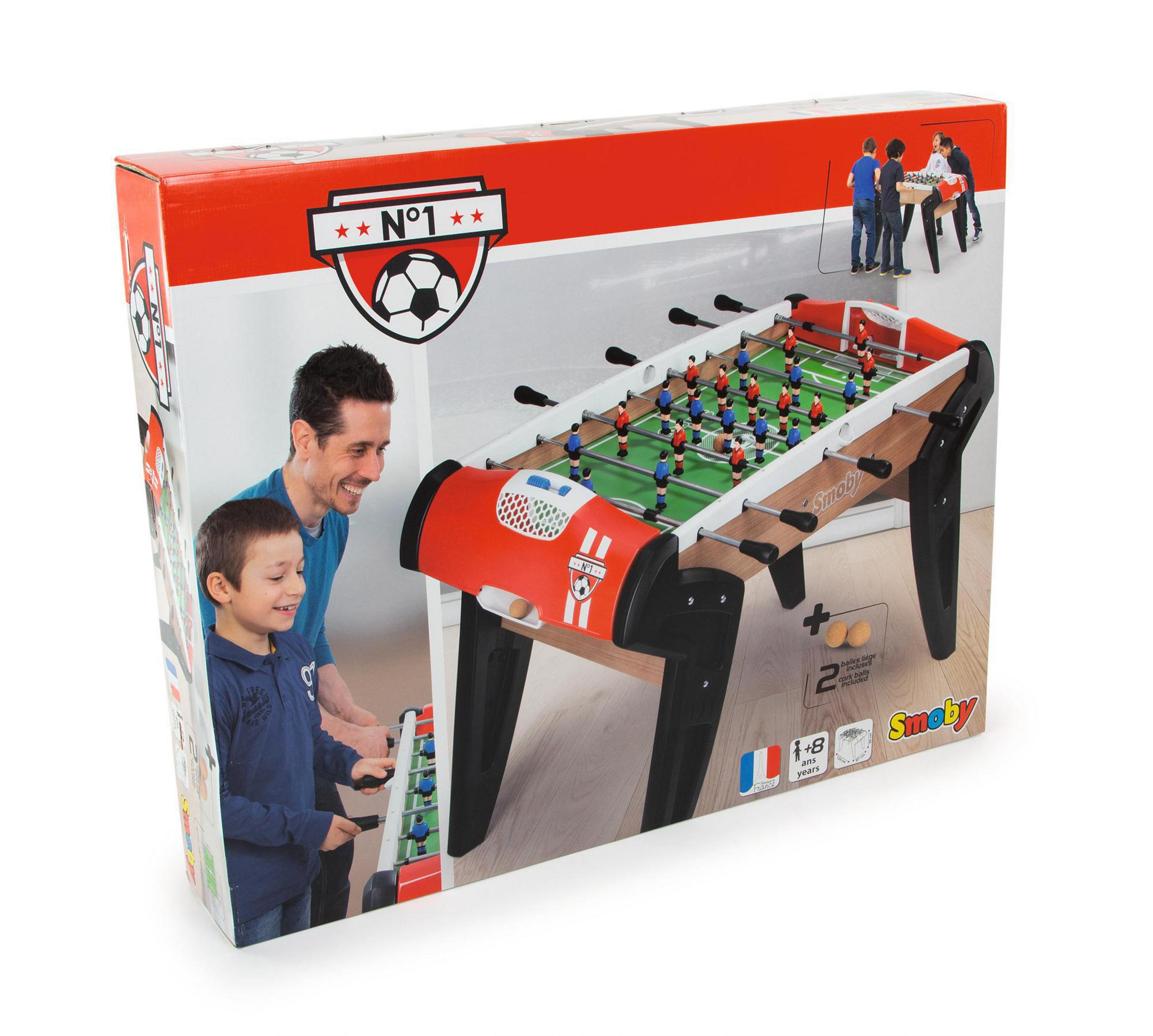 Pudełko do piłkarzyków z mężczyzną i chłopcem grającymi w piłkarzyki na pudełku.