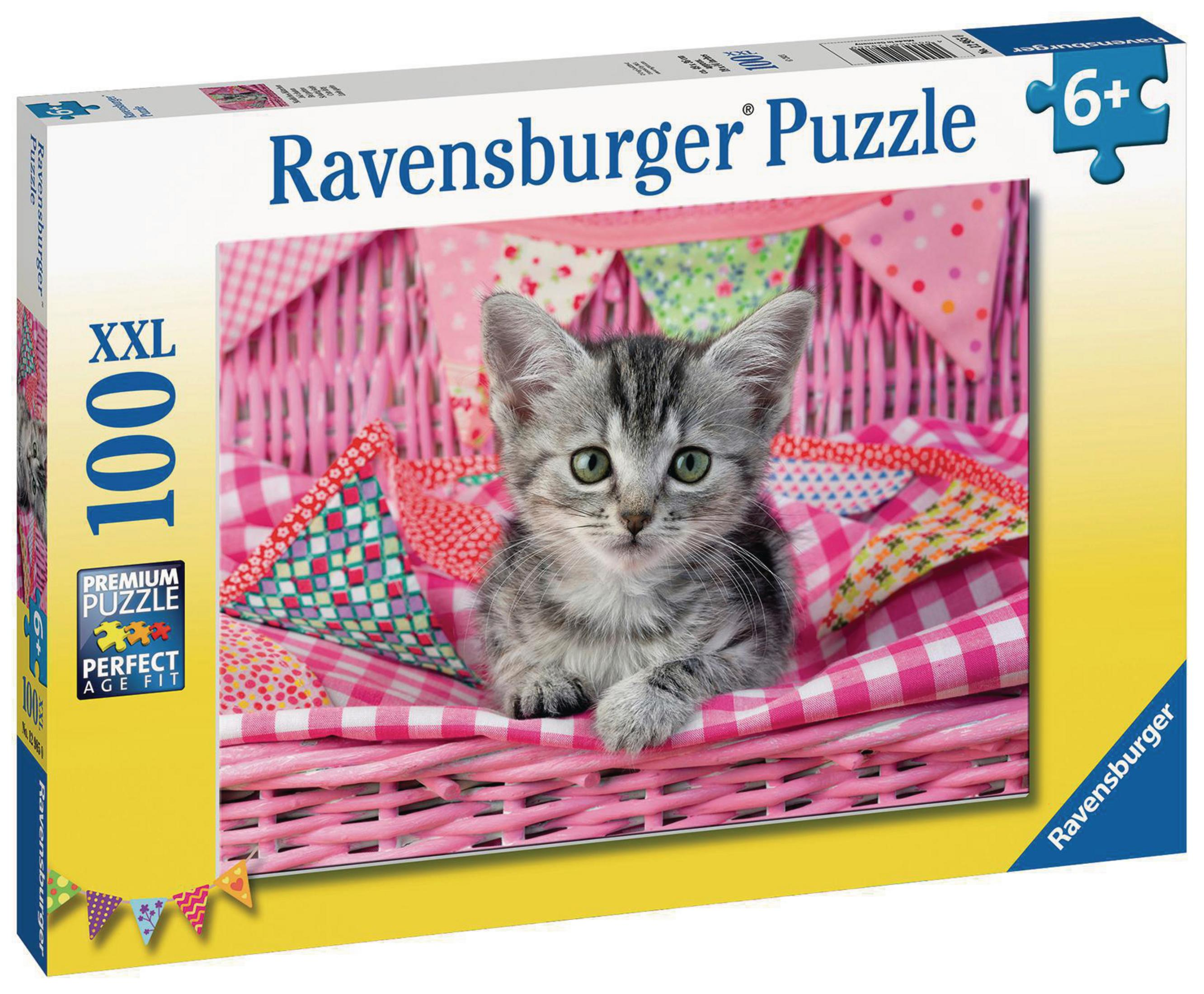 Puzzleschachtel mit Kätzchen in rosa Korb. Rosa Vichy und Wimpel im Hintergrund.
