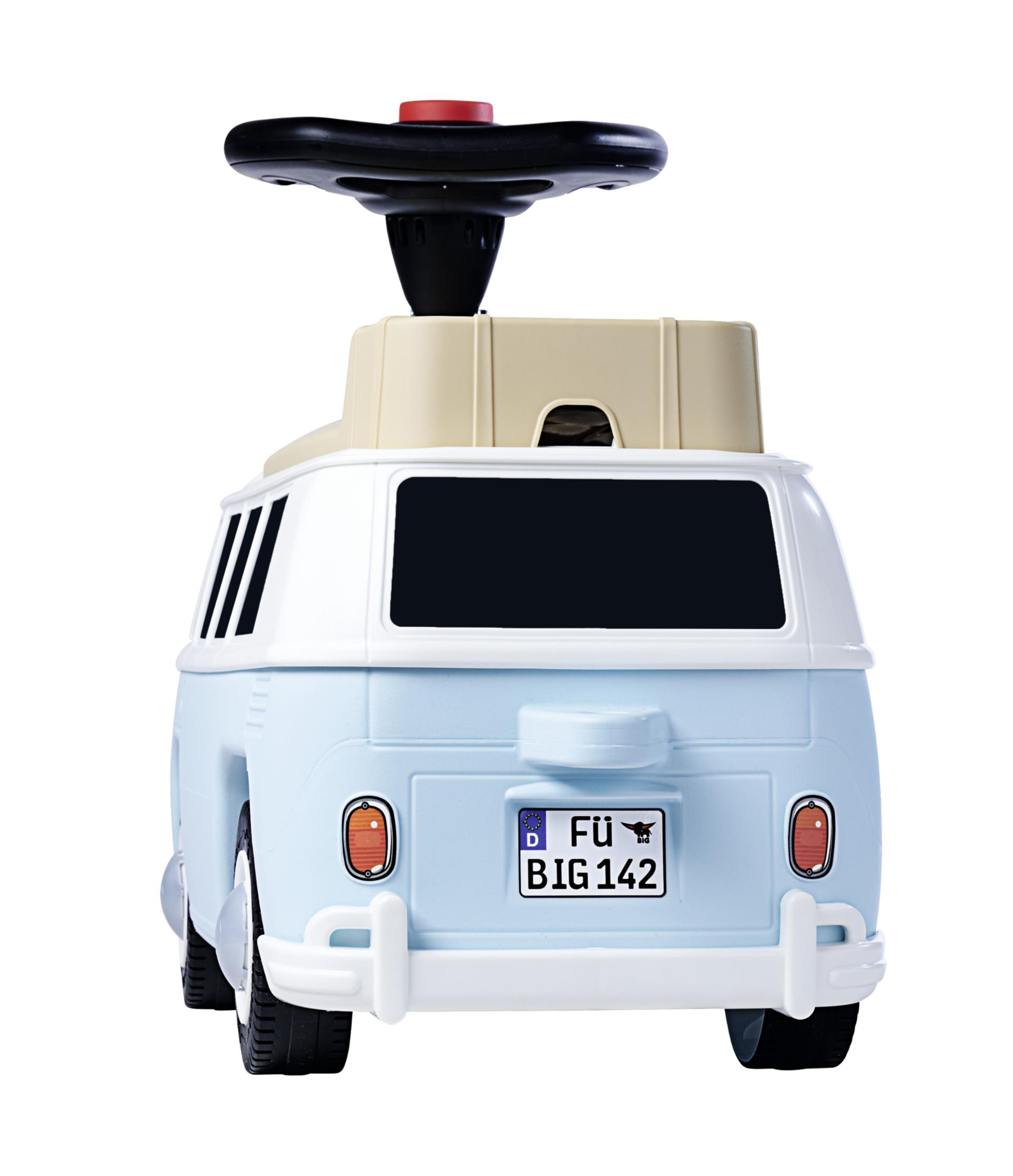 Ein hellblauer Spielzeugtransporter, ähnlich einem VW-Bus, von hinten gesehen, mit einem schwarzen Lenkrad.