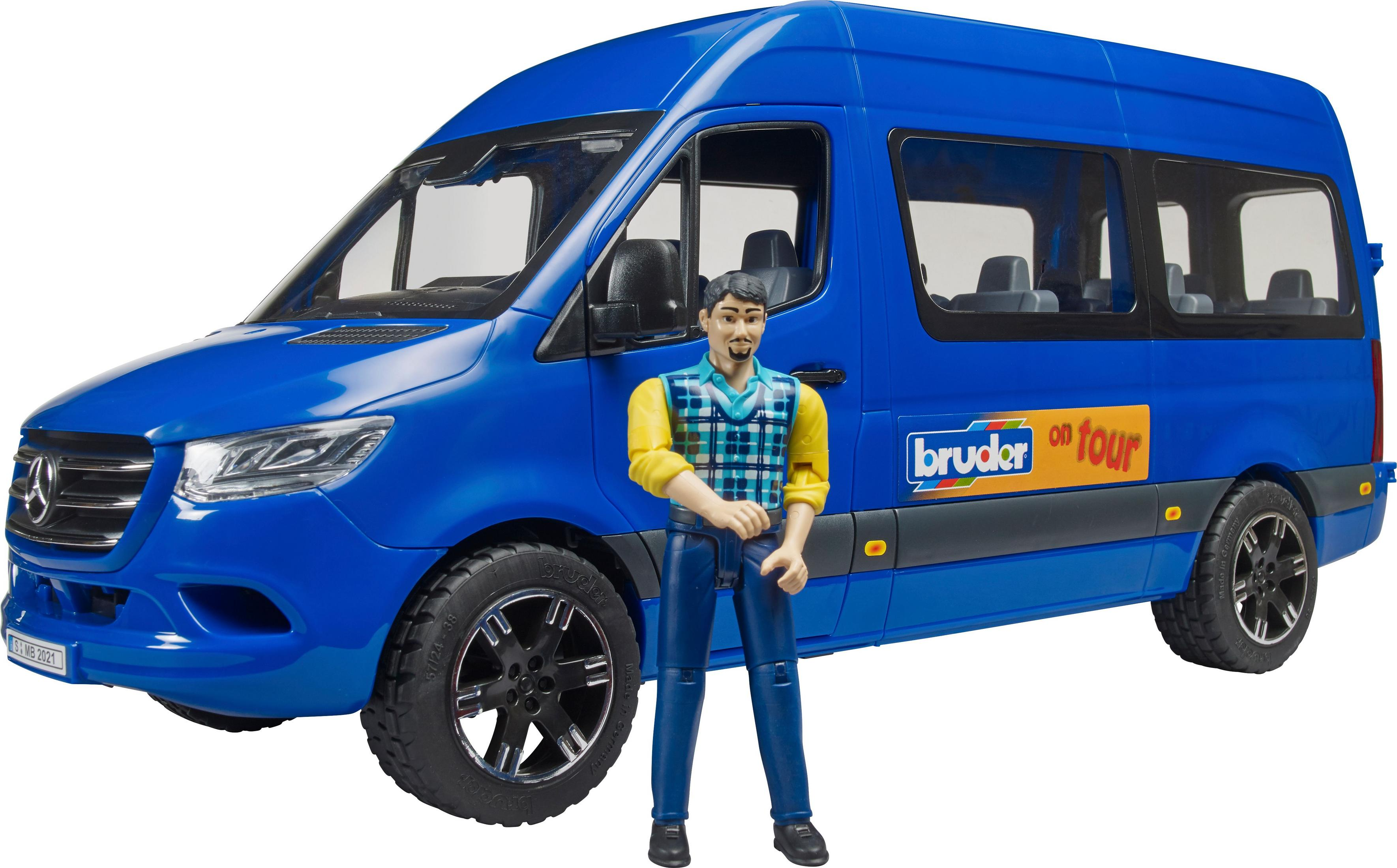 Ein blaues Mercedes-Benz Van-Spielzeug mit einer Mannfigur davor. Der Transporter hat ein Logo mit der Aufschrift Bruder on tour.
