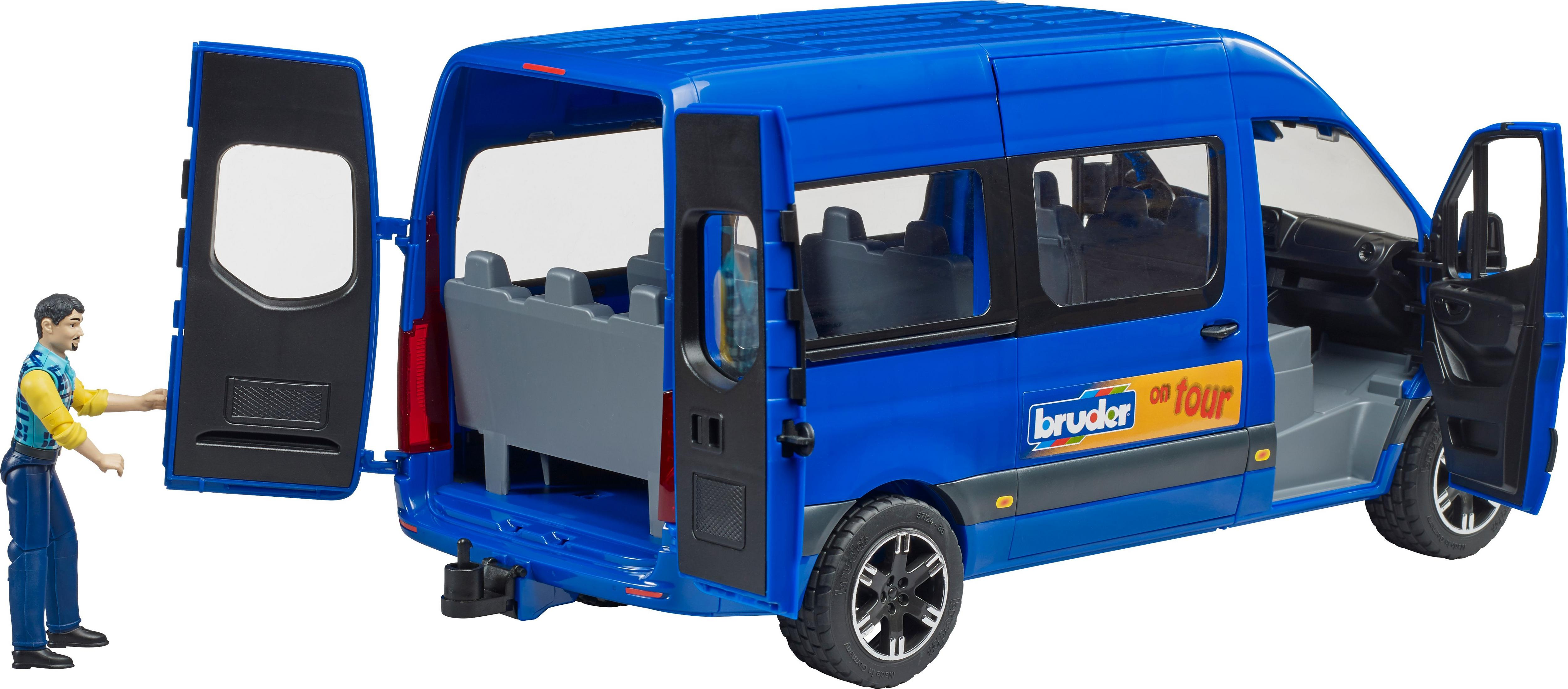 Ein blauer Spielzeugtransporter mit offener Tür und einer Figur. Auf dem Transporter steht 'Bruder on tour'.
