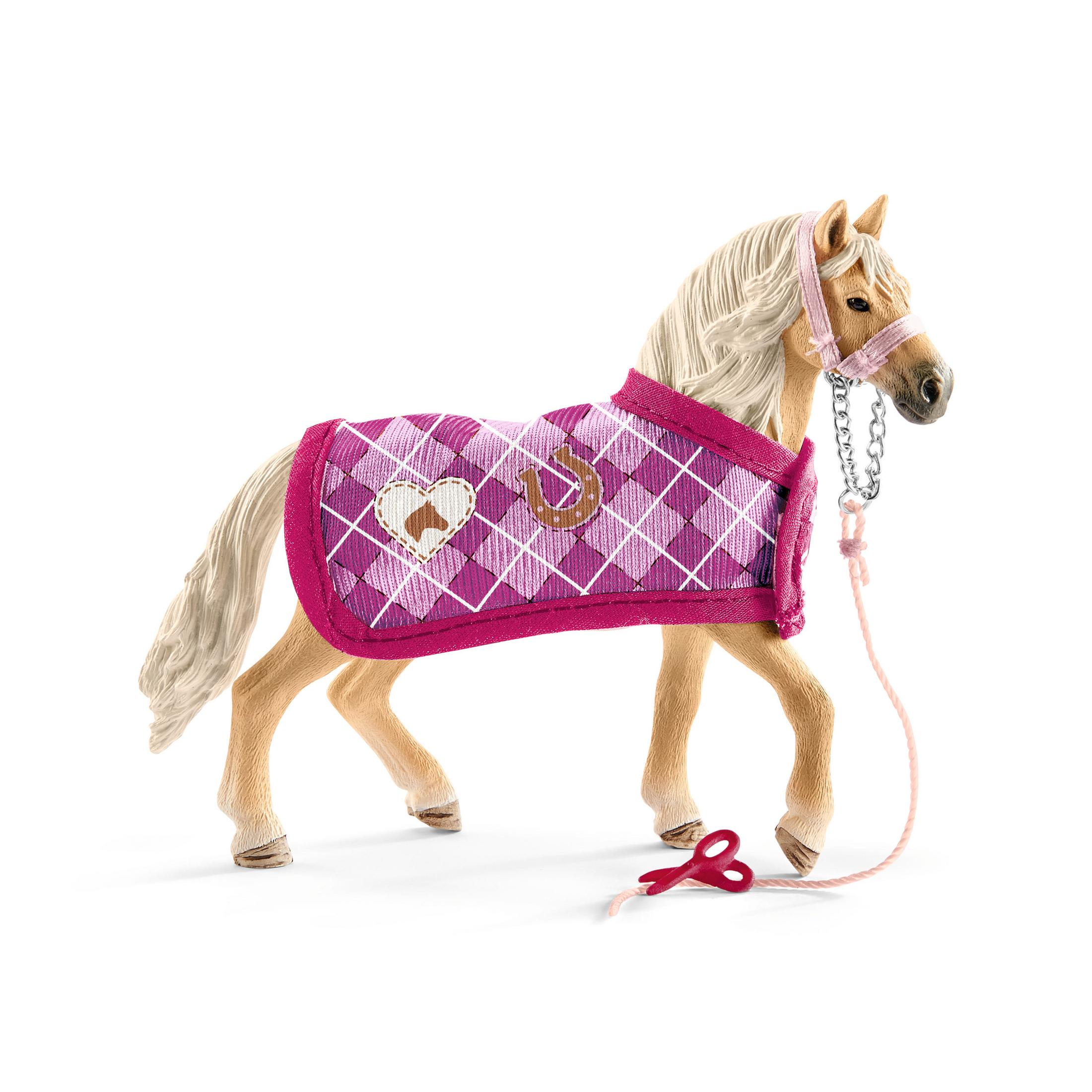 Cheval jouet avec couverture, licol et rênes.