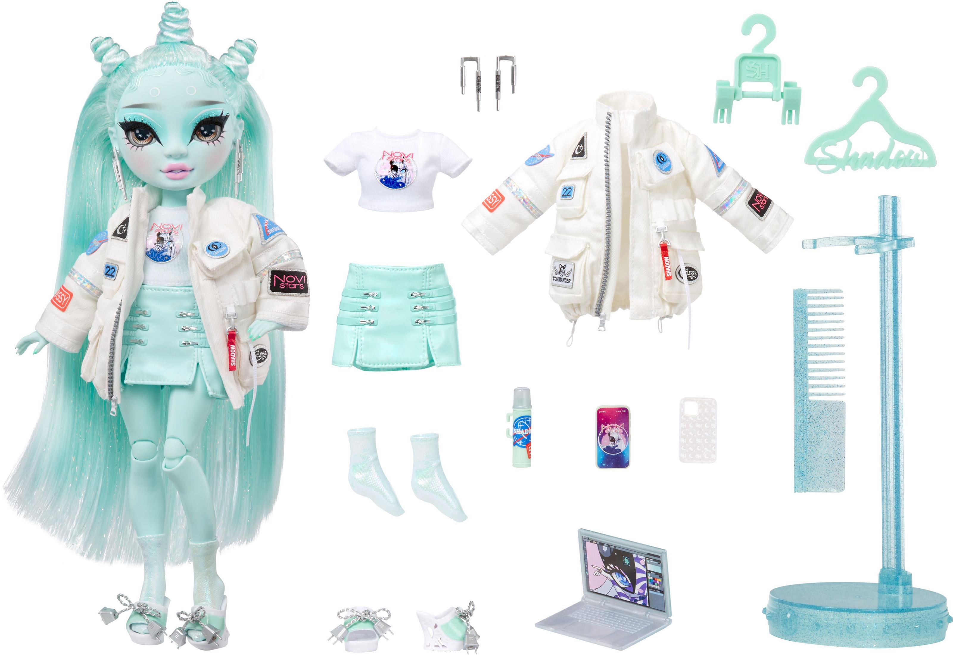 Lalka z niebieską skórą i turkusowymi włosami, w białej kurtce, spódnicy i dodatkach.