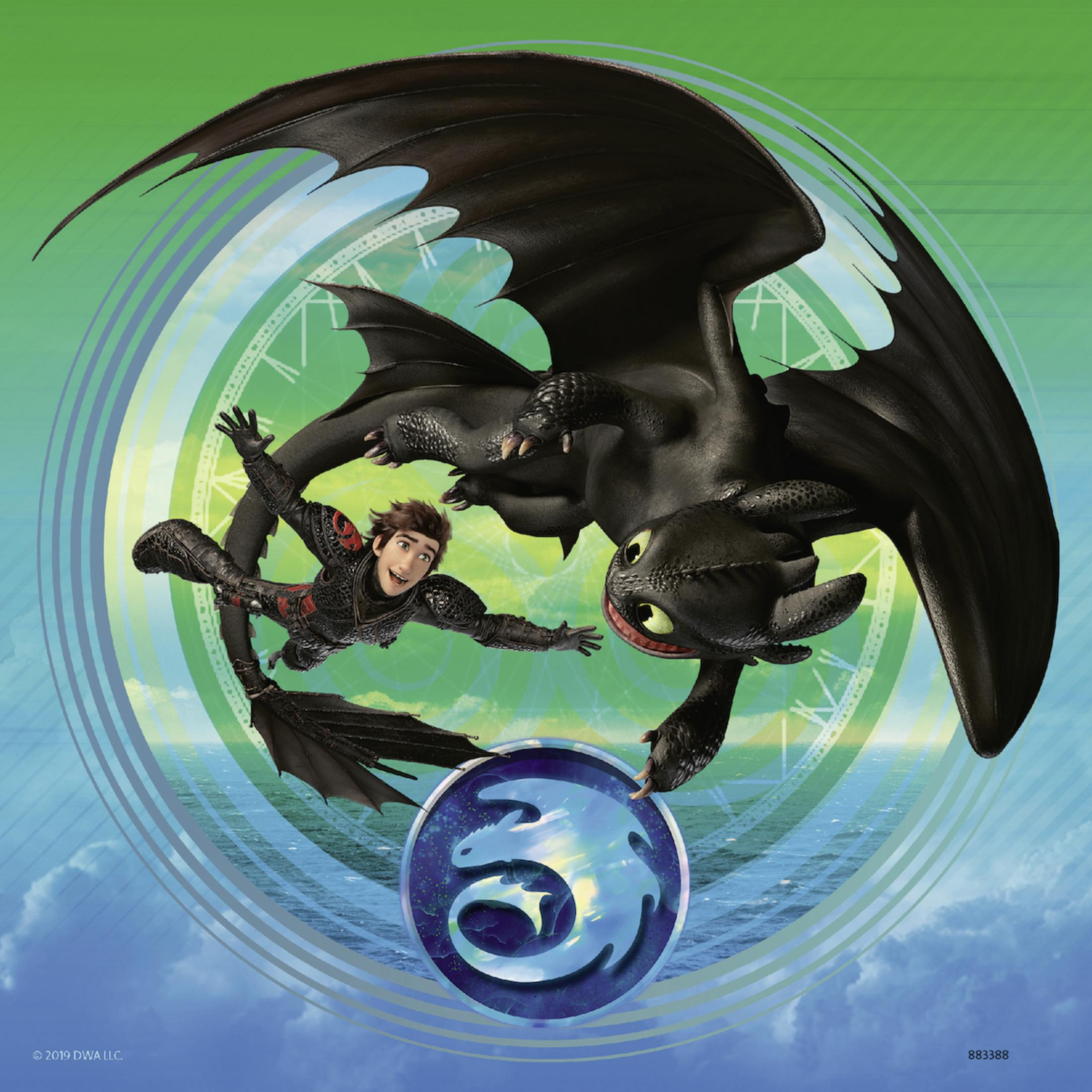 Czkawka i Szczerbatek lecą w okrągłej ramie z tłem wody i nieba, logo smoka poniżej.