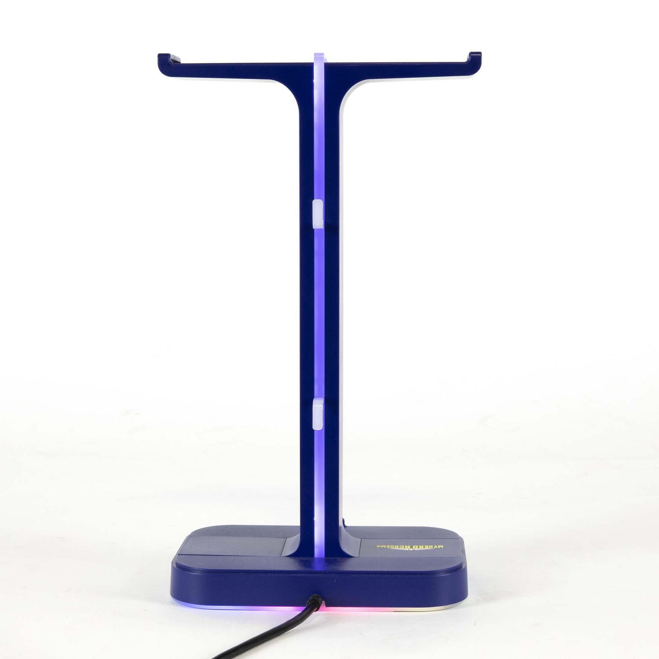 Blauer Headset-Ständer mit Ladekabel. Weißer Hintergrund mit blauem Lichteffekt.