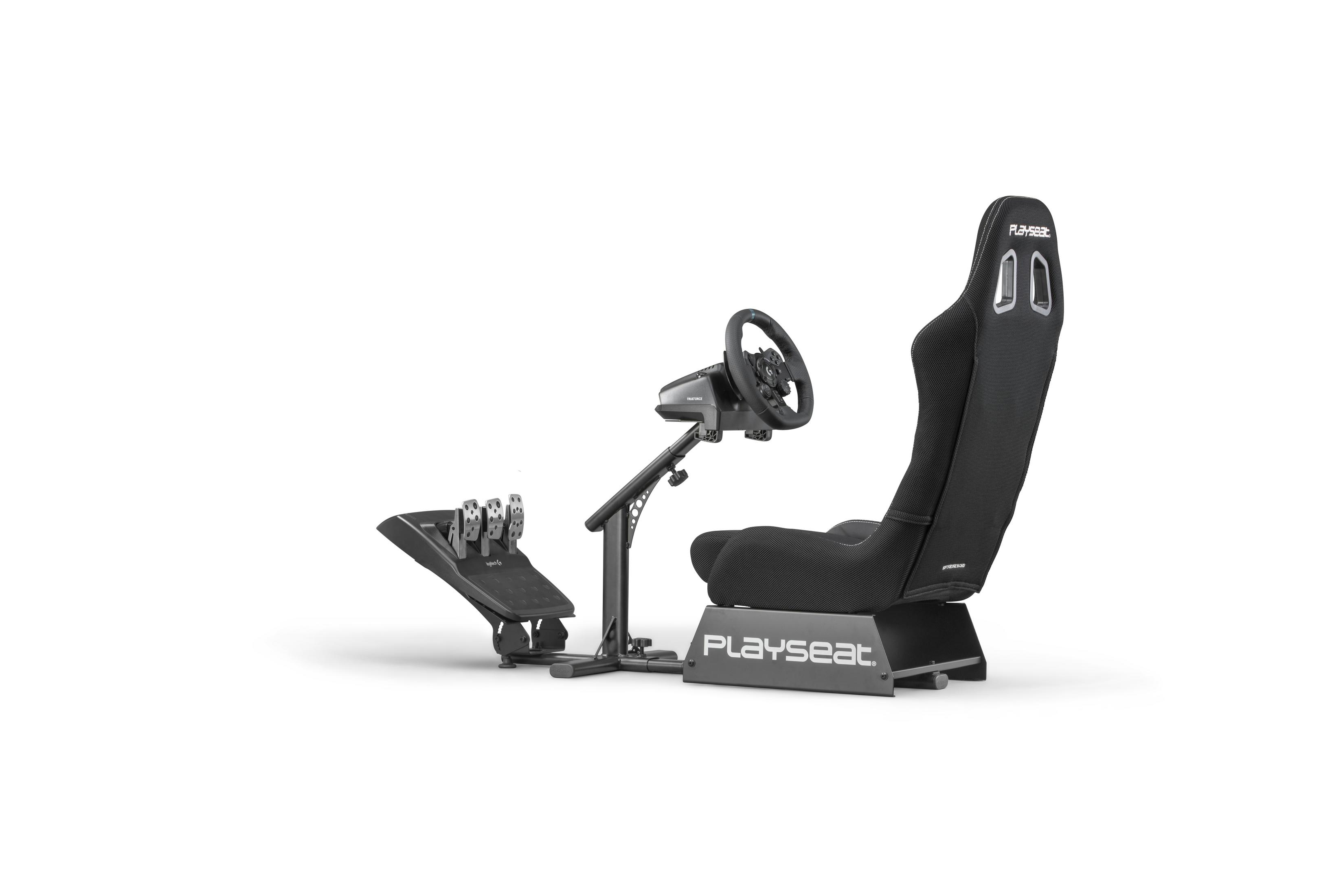 Silla simulador de carreras Playseat negra con volante, pedales y asiento.