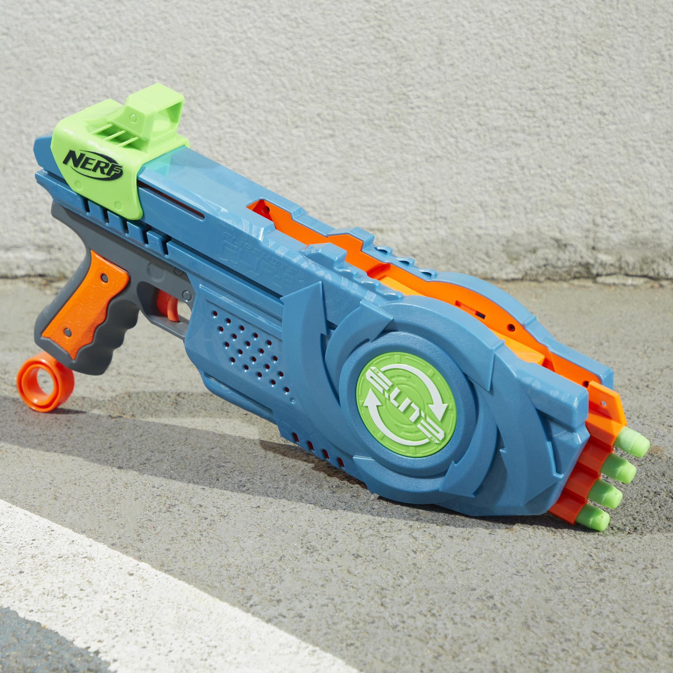Pistola Nerf blu e arancione su cemento. Ha un mirino verde.