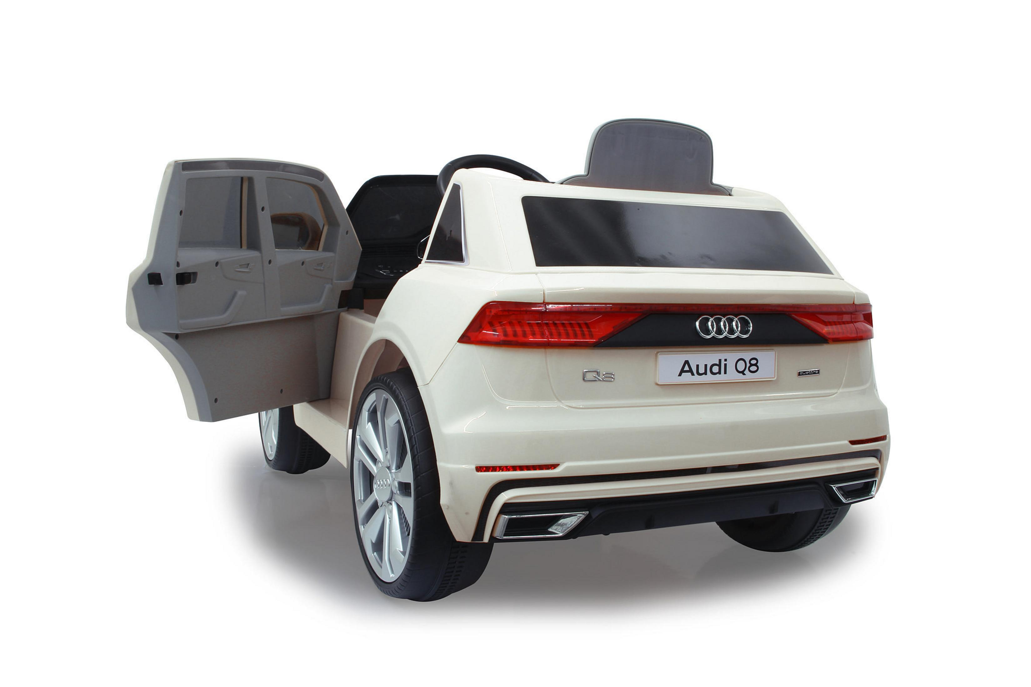 Weißes Audi Q8 Spielzeugauto mit geöffneten Türen. Die Türen sind grau. Der Hintergrund ist weiß.