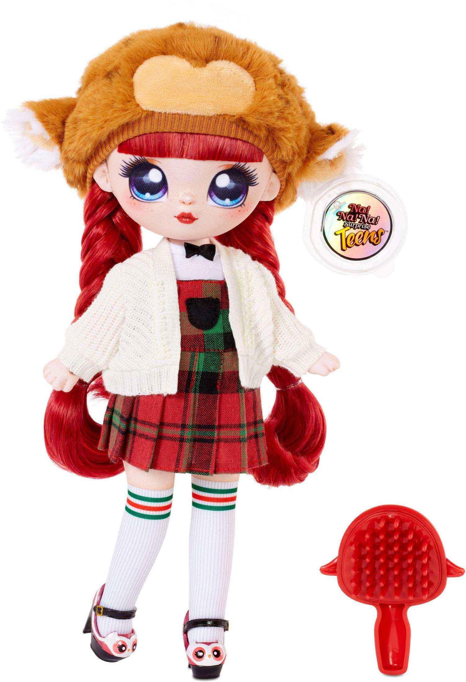 Lalka z rudymi włosami i lisim kapeluszem, w kraciastą sukienkę i trzymająca szczotkę. Ma małą zabawkę.