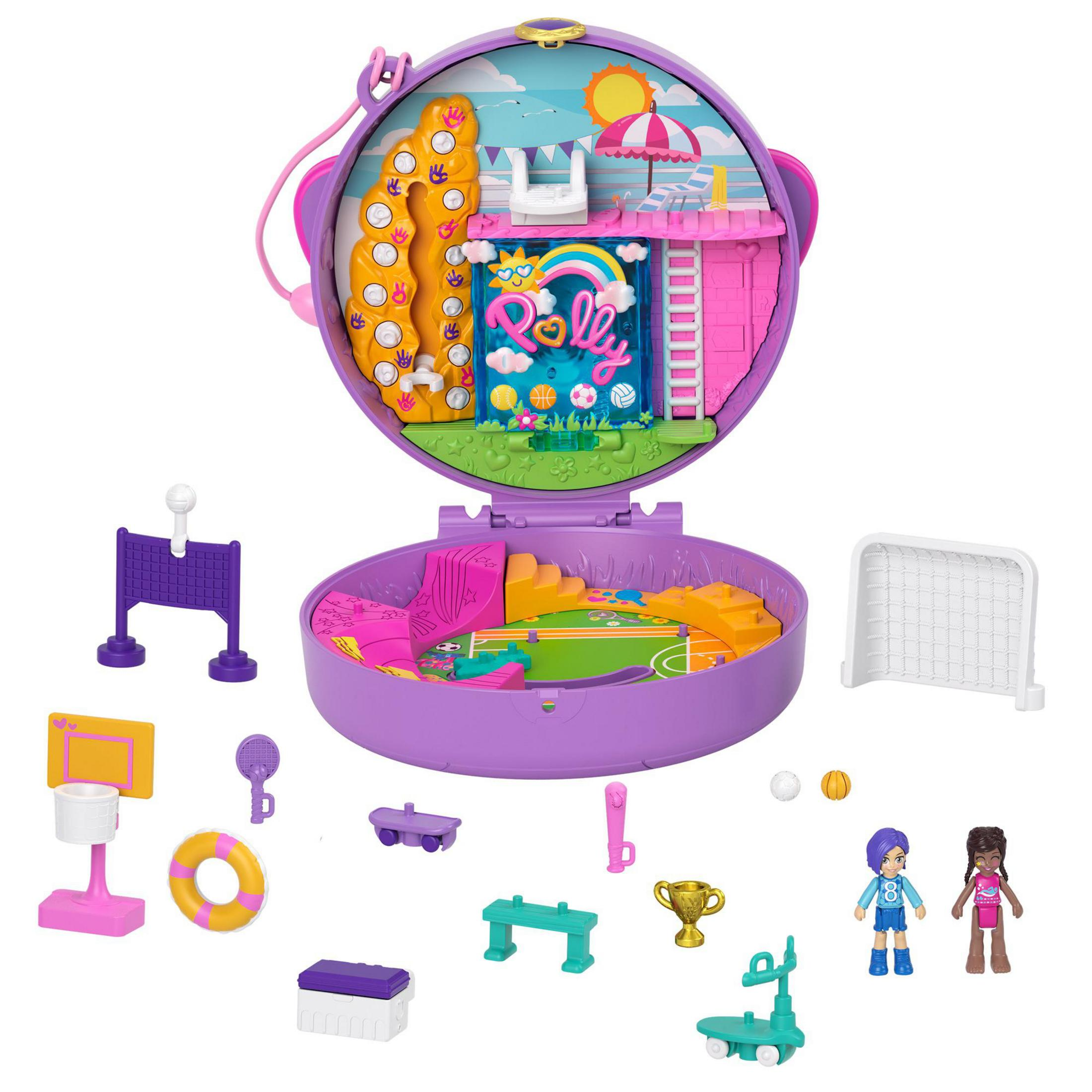Ein Polly Pocket Spielset, geöffnet. Es hat ein Sportthema mit Miniaturfiguren und Zubehör.
