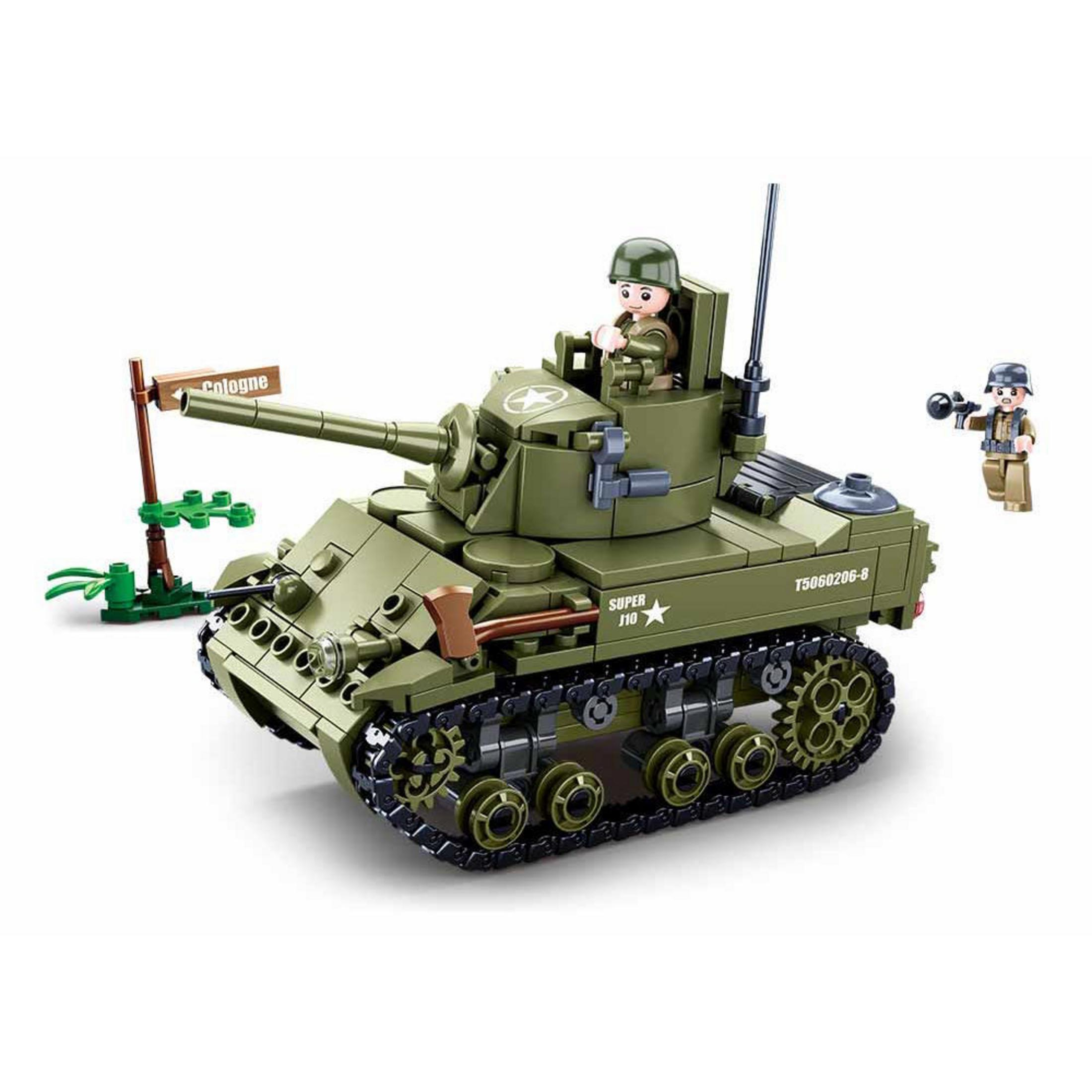 Ein grüner Militärpanzer mit Soldat und Schild mit Köln-Schrift auf weißem Grund.