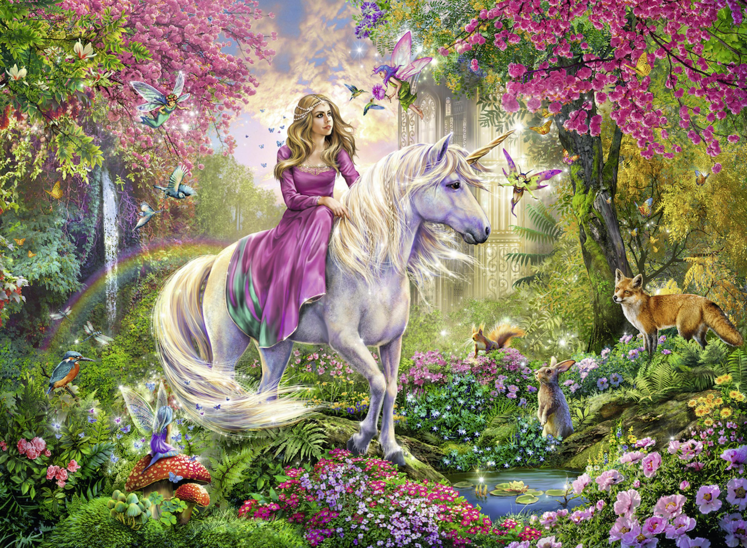 Una donna su un unicorno bianco in una foresta fantasy con fate, fiori e un arcobaleno.