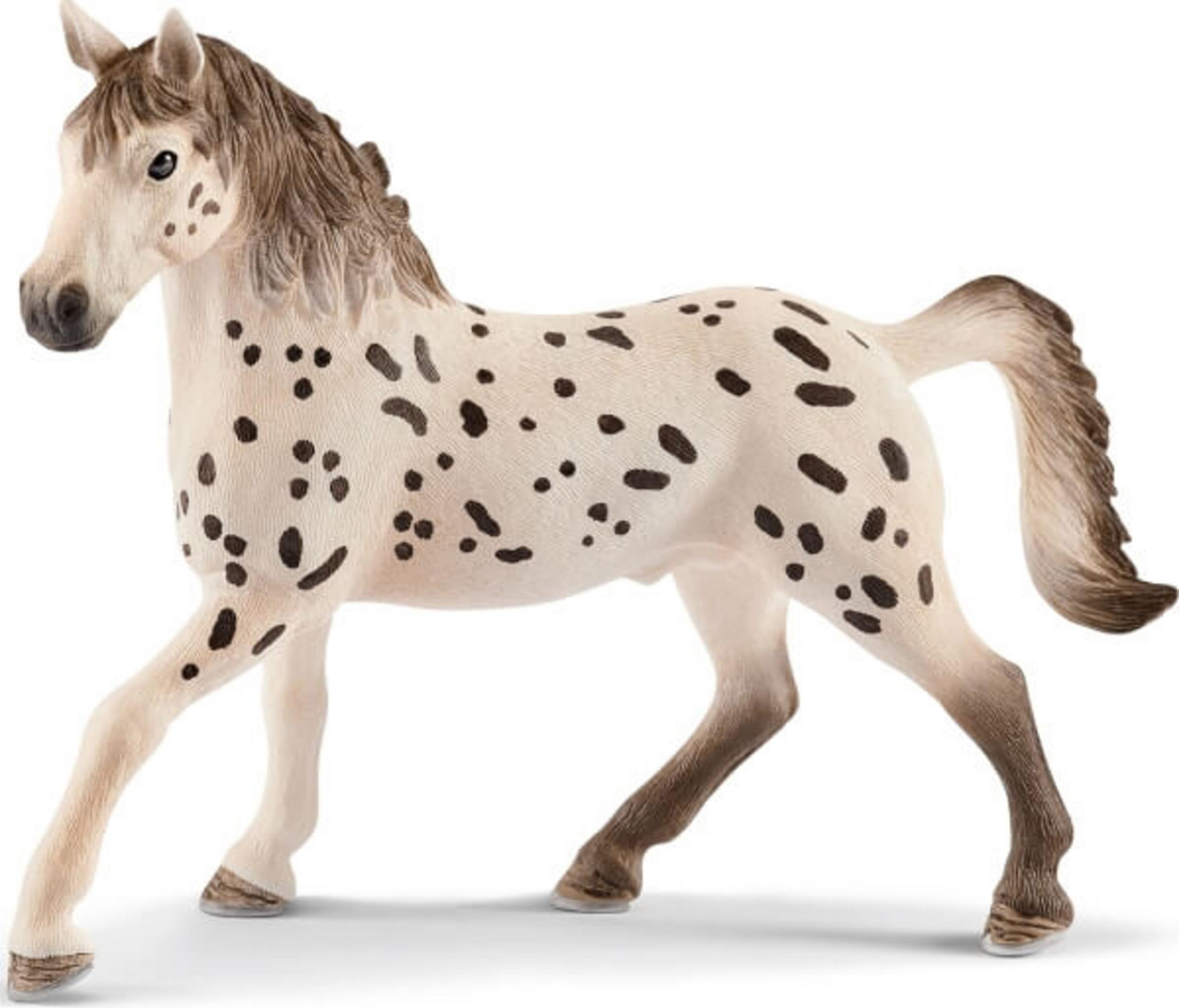Biała zabawka konia z brązowymi plamami i brązową grzywą, w pozie chodzenia.