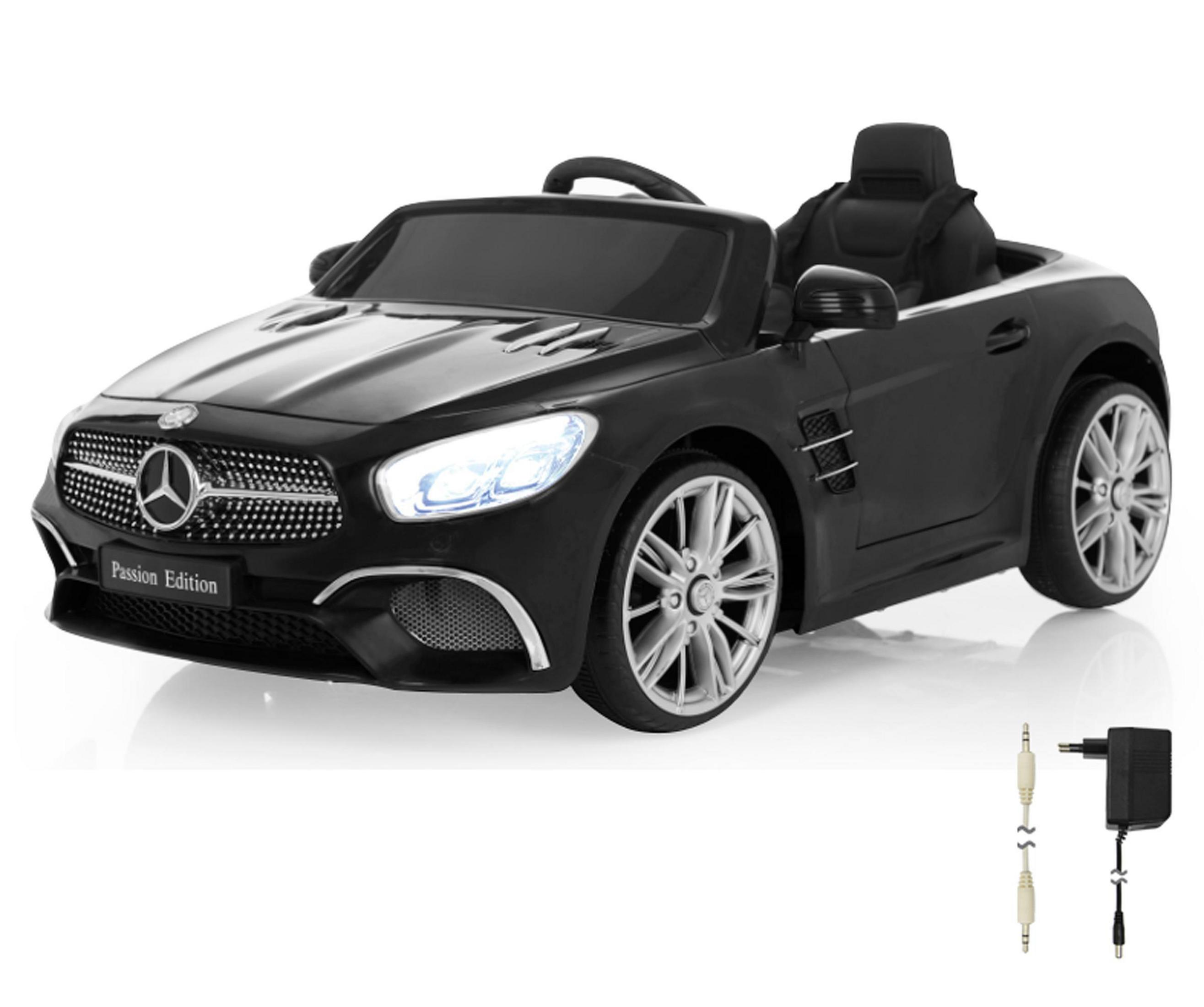 Schwarzes Spielzeugauto mit Mercedes-Logo und Ladezubehör.