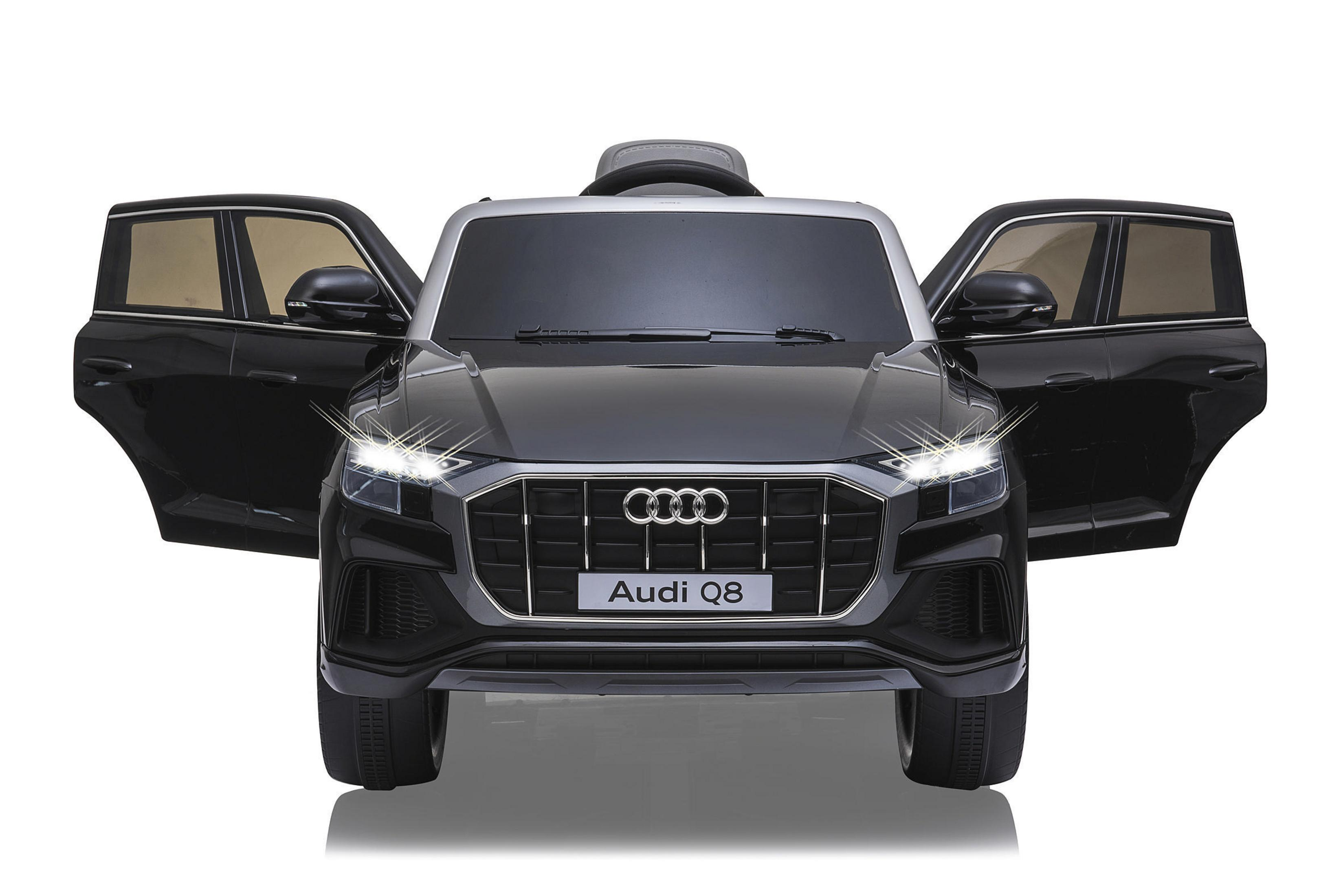 Schwarzes Audi Q8 Spielzeugauto mit geöffneten Türen auf weißem Hintergrund.