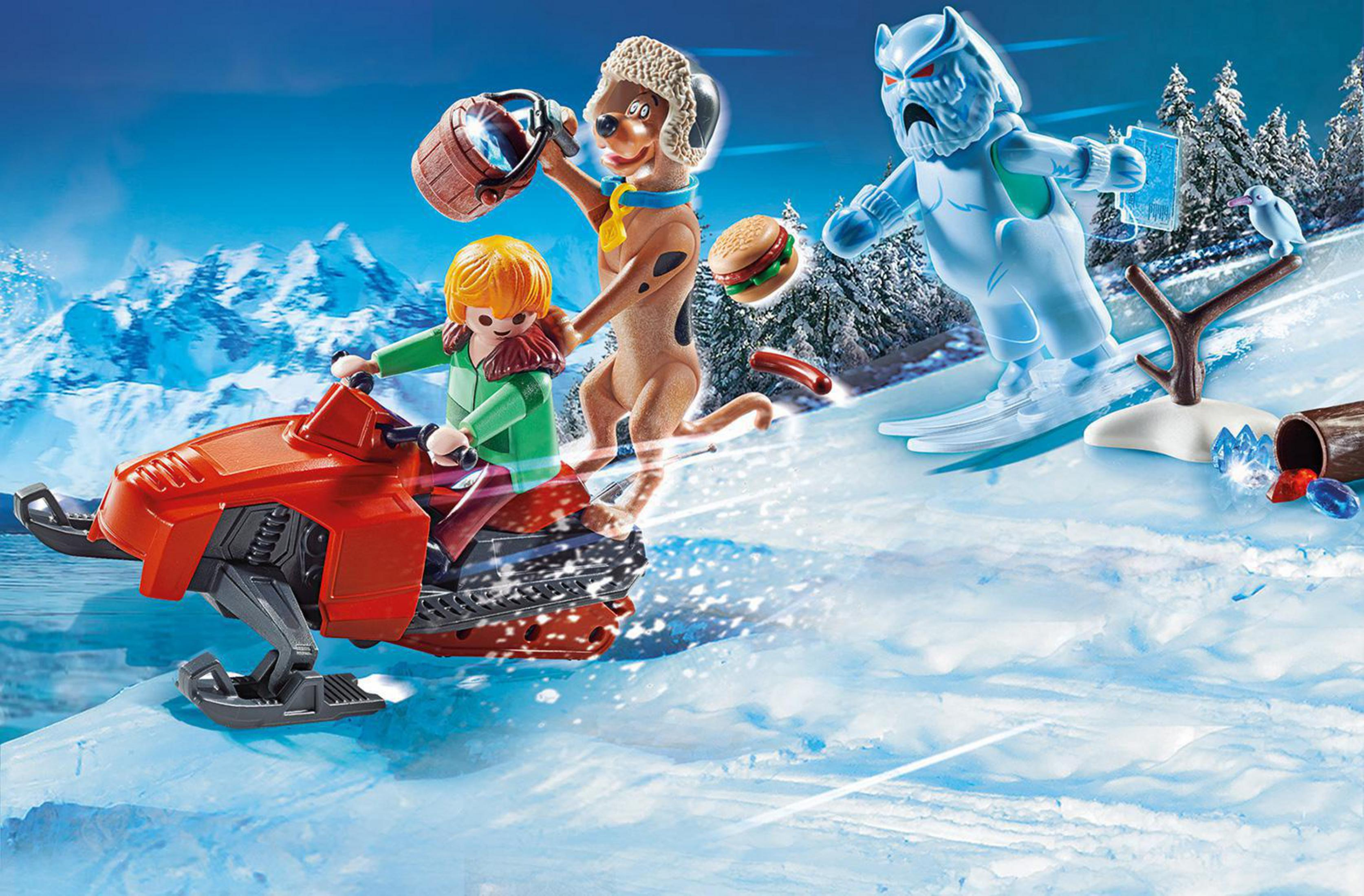 Playmobil Winterszene mit Figuren auf einem Schneemobil, Skifahren und schneebedecktem Hintergrund.