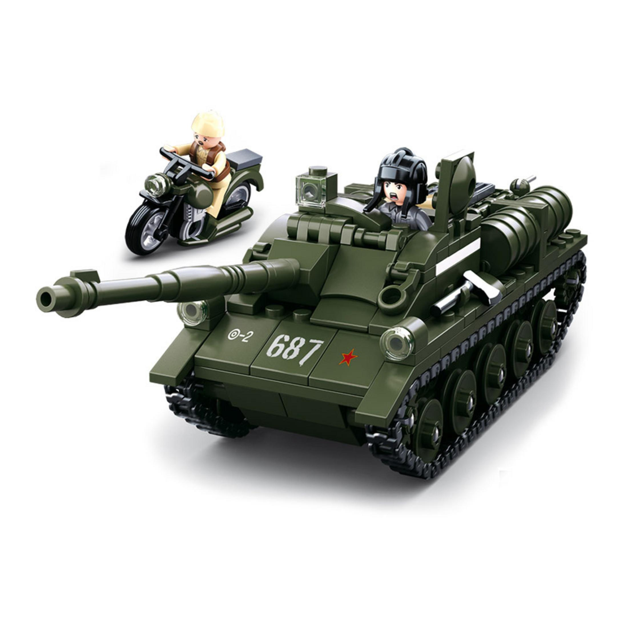 Ein grüner Spielzeugpanzer mit drehbarem Turm, eine Soldatenfigur und ein Spielzeugmotorrad auf Weiß.