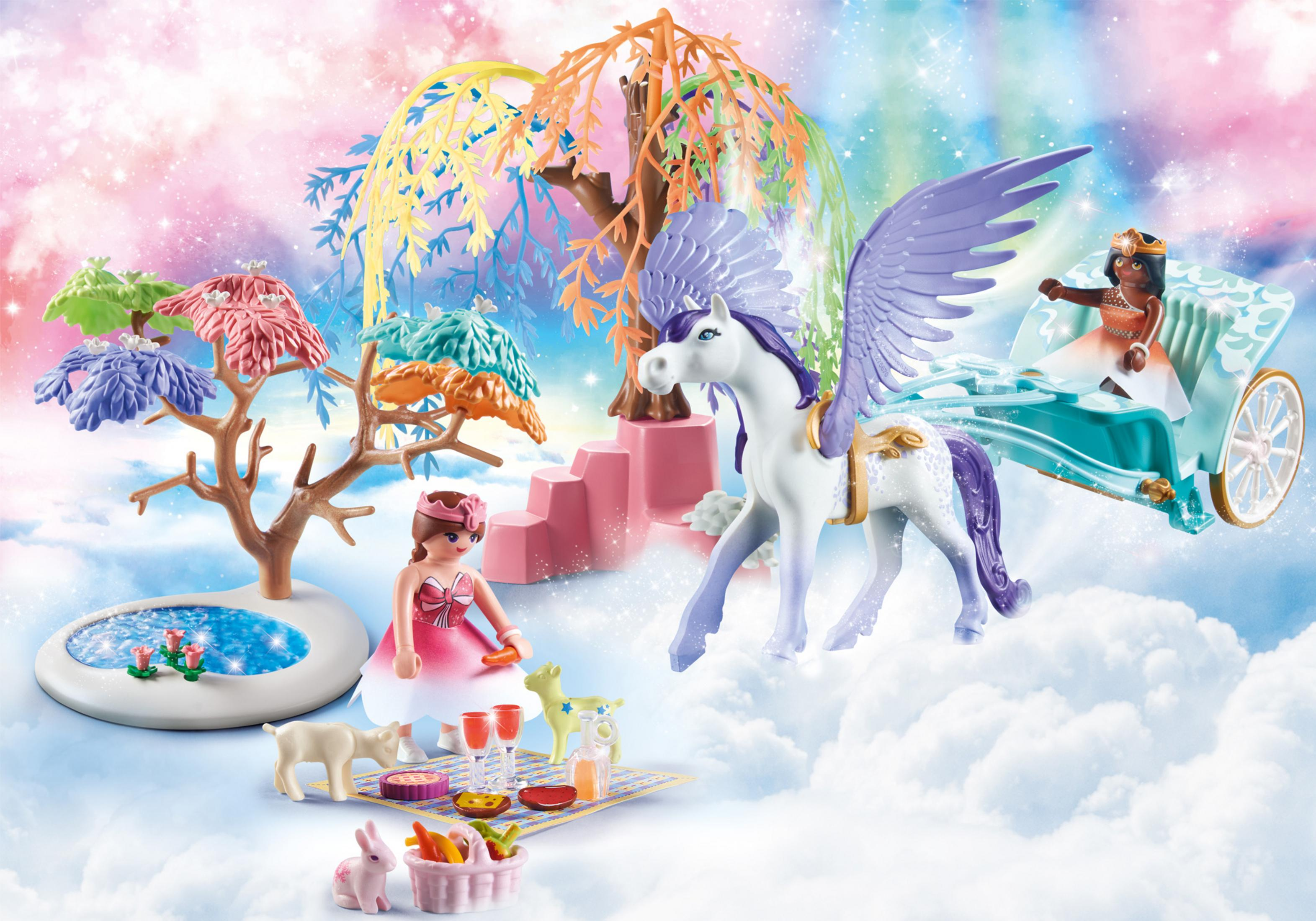 Playmobil-Set: Ein Pegasus zieht eine Kutsche. Ein Mädchen und andere Figuren in einer Fantasieszene mit Wolken.