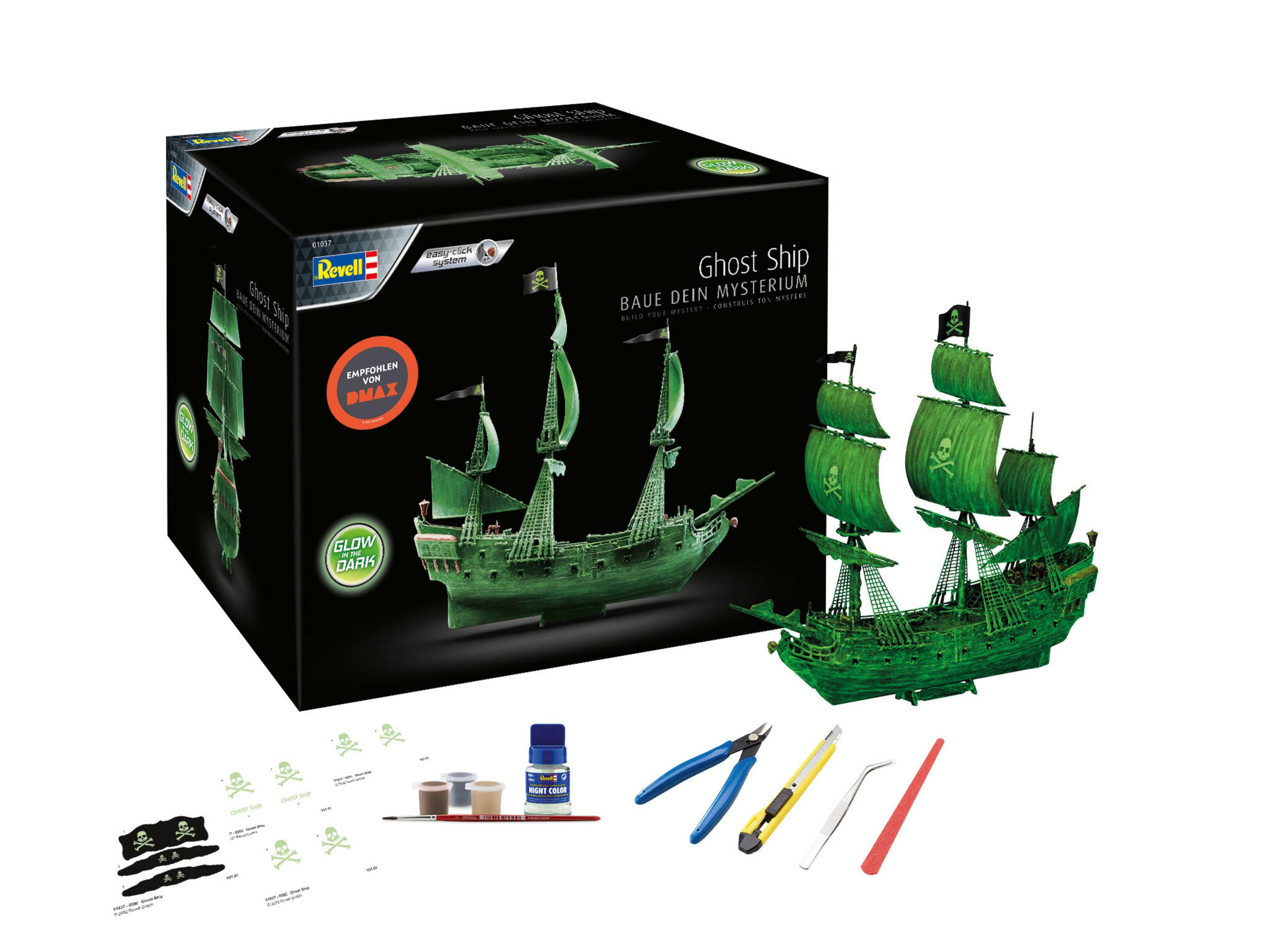 Revell Ghost Ship Modellbausatz. Die Box zeigt ein grünes Schiff. Werkzeuge und Farbe liegen neben dem Modell.