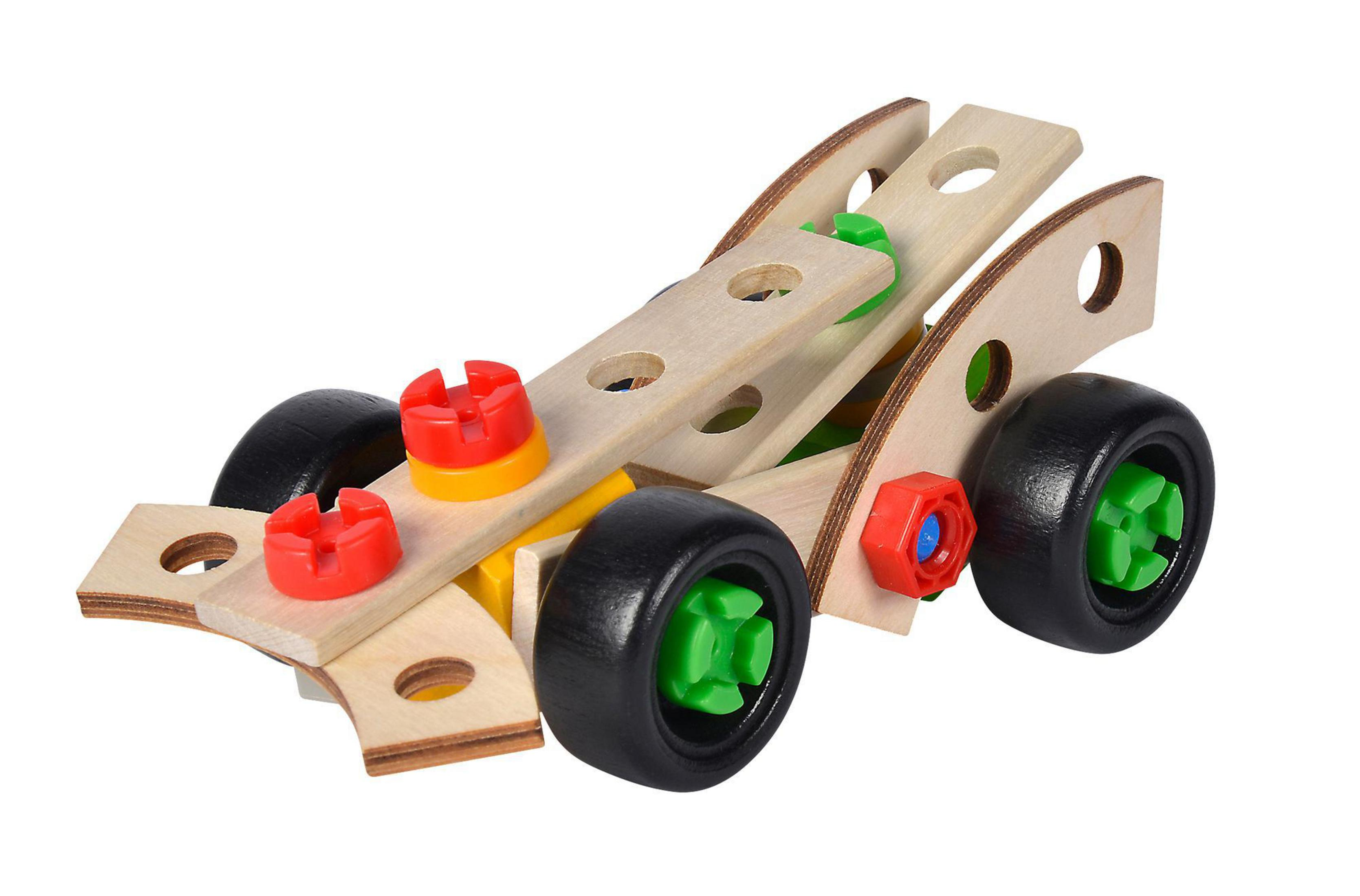 Ein hölzernes Spielzeugauto mit schwarzen Rädern, roten und gelben Steckern und grünen Details.
