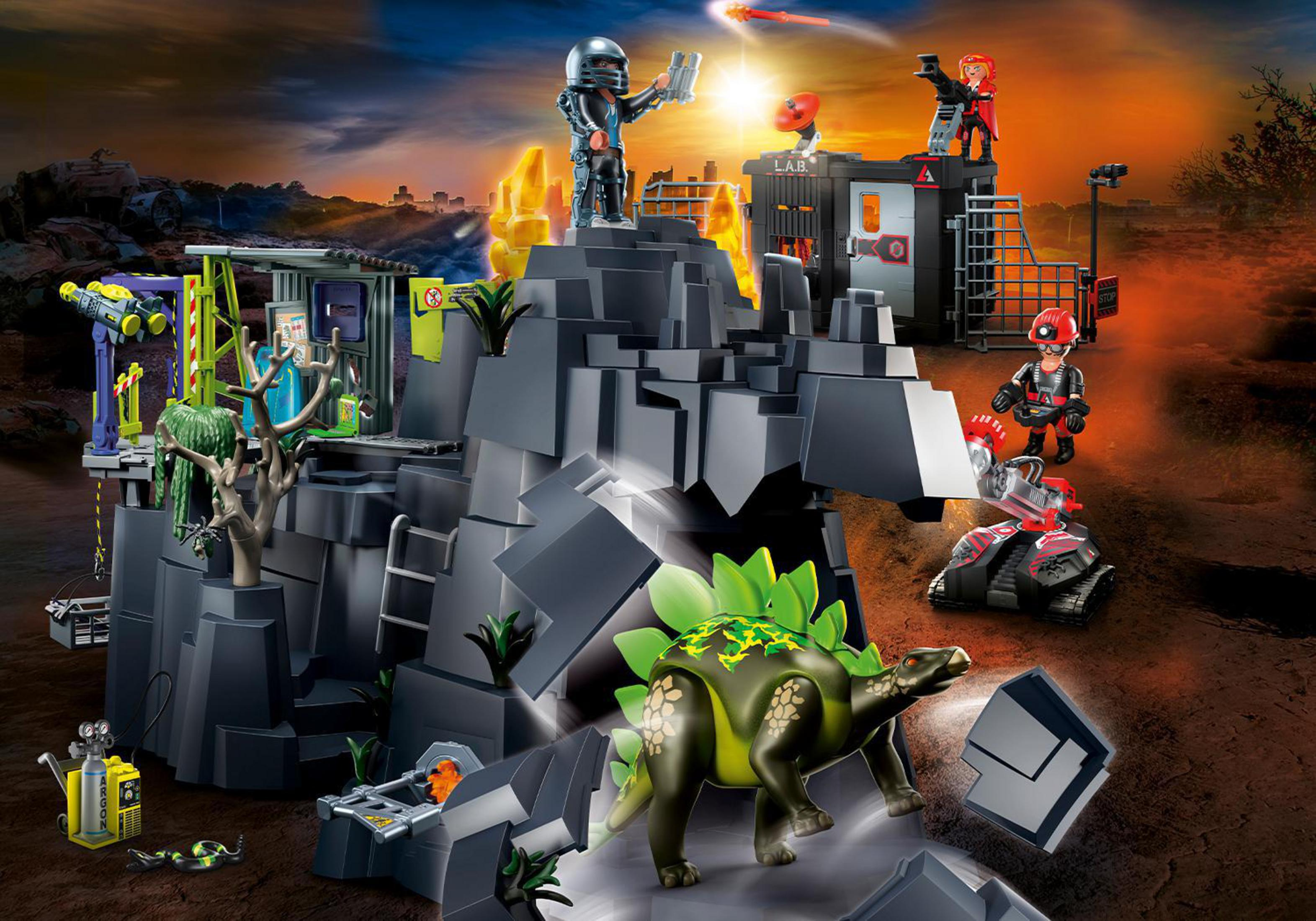 Playmobil-Set mit Figuren und Dinosaurier. Die Szene spielt in einer felsigen Landschaft. Ein Labor im Hintergrund.