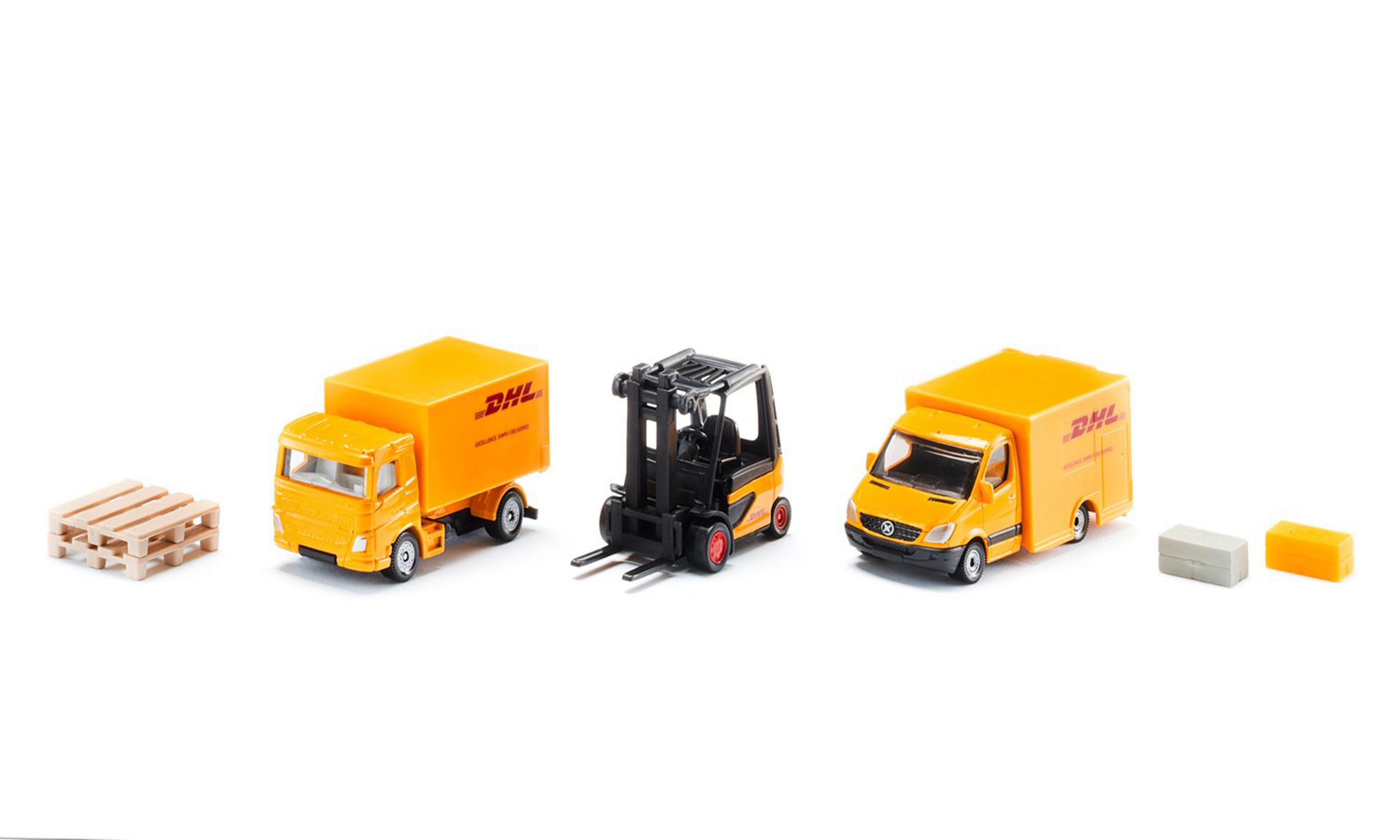 Spielzeugmodelle von DHL-LKWs, einem Gabelstapler und einer Palette auf weißem Hintergrund.