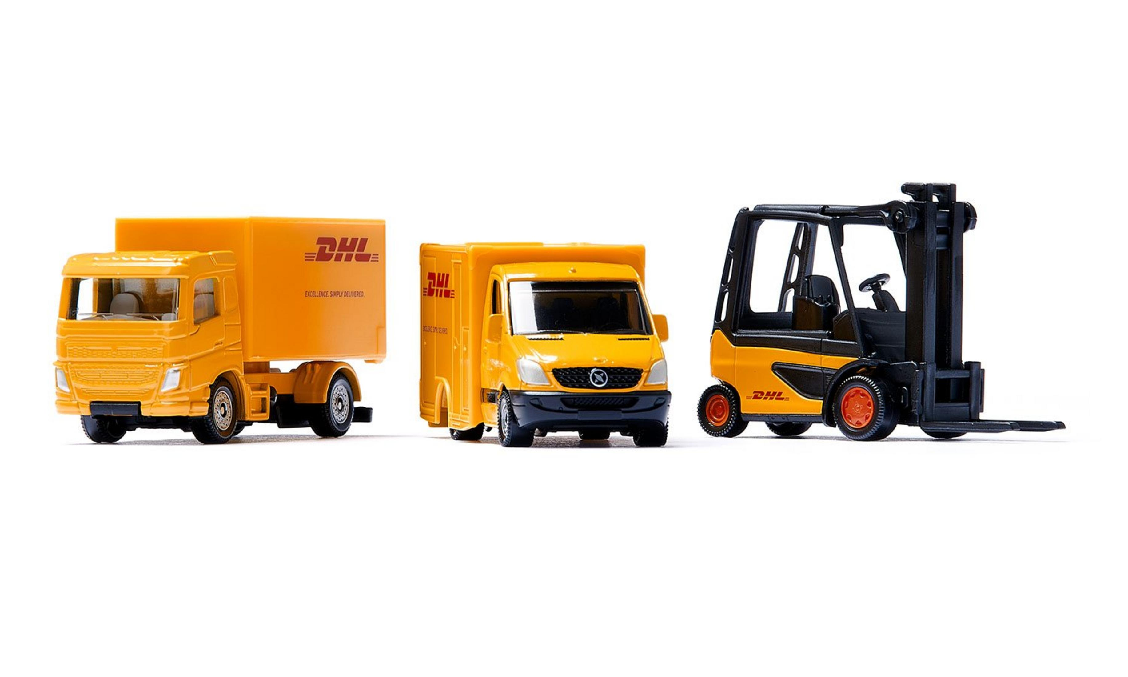 Drei gelbe DHL-Spielzeugfahrzeuge: ein Lkw, ein Transporter und ein Gabelstapler, alle auf weißem Hintergrund.