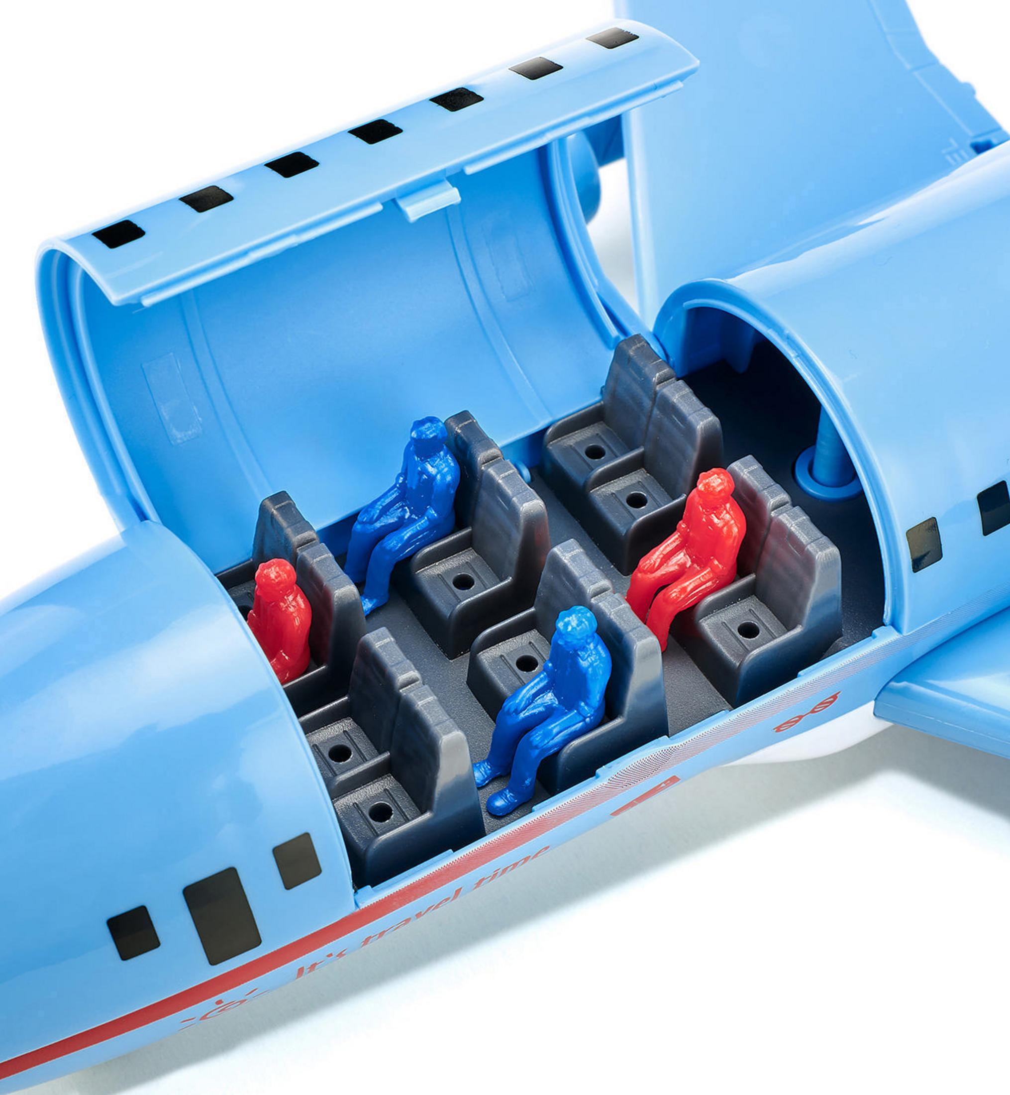 Ein blaues Spielzeugflugzeug. Das Flugzeug hat Sitze mit blauen und roten Spielzeugfiguren.