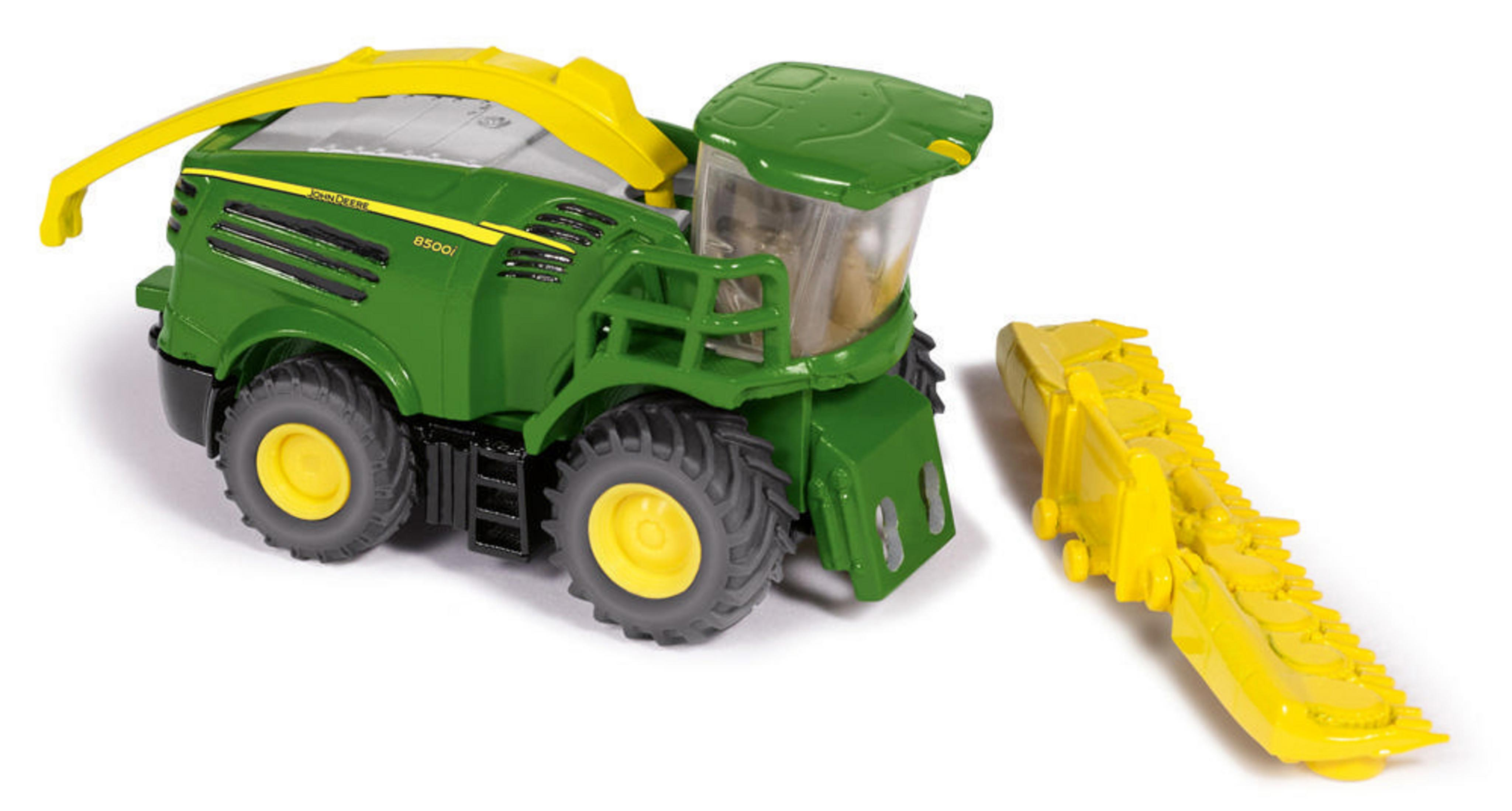 Grüner und gelber Spielzeug-John Deere Mähdrescher mit abnehmbarem gelben Vorsatz auf Weiß.