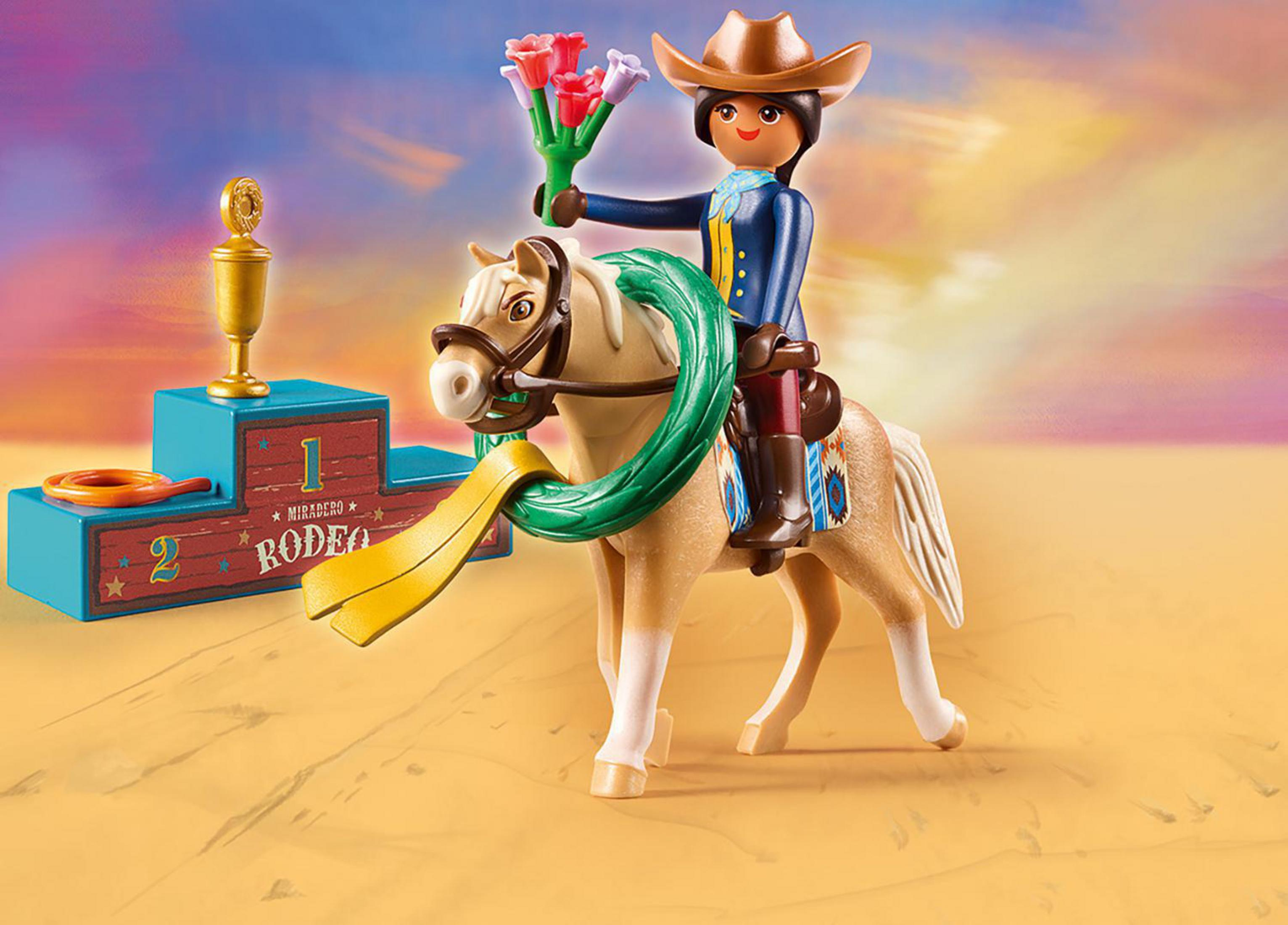 Ein Cowboy reitet ein Pferd, hält Blumen, auf einem Podium mit Trophäe und Banner.