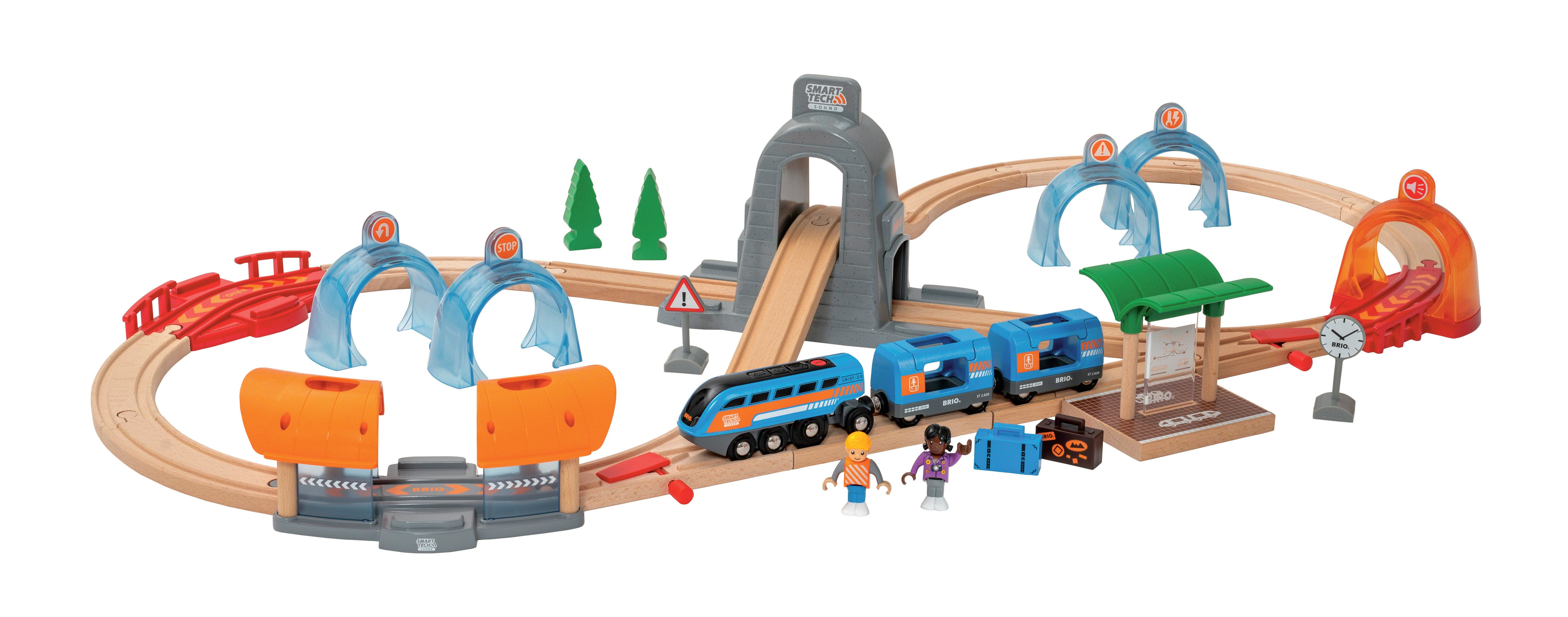 Holzeisenbahn-Set mit Schienen, Zug, Tunnel und Figuren, auf weißem Hintergrund.